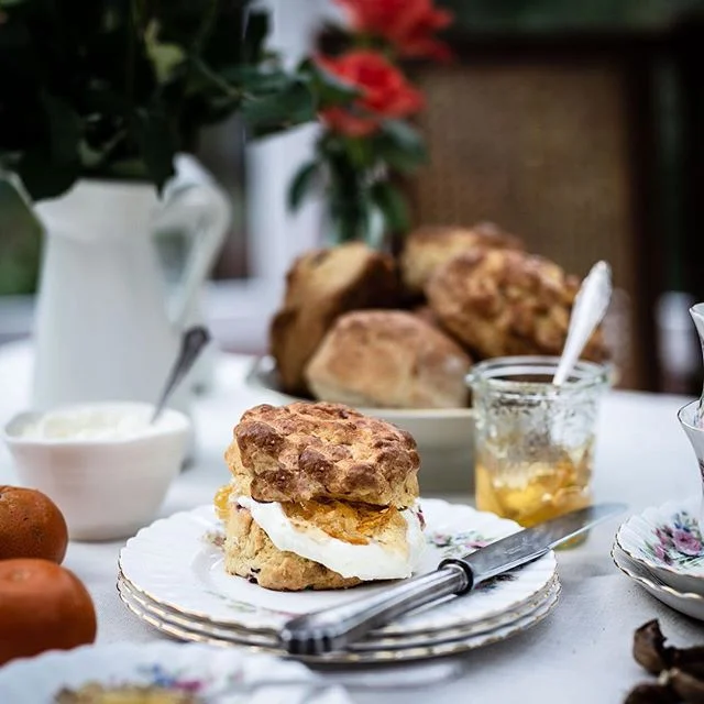 Wenn es draußen grau und dunkel wird, weil die nächsten Regenwolken aufziehen, lieben wir es, im Wintergarten zu sitzen und dem prasselnden Regen zu zuhören. Das dann noch bei einer Tasse Tee und ein paar englischen Scones mit Orangenmarmelade und die Welt ist für uns in Ordnung ☺️.⠀
⠀
👉Kreative Orte: ⠀
⠀
Auf unserer Suche nach einem kreativen Ort für das heutige Bild, haben wir unseren Wintergarten als tollen Ort zum Fotografieren entdeckt. Er strahlt viel Atmosphäre aus und lädt quasi dazu ein, sich mit uns an den Tisch zu setzen. Im Vergleich zum Fotografieren in unserem kleinen Studio mussten wir uns jedoch ein wenig an die neuen Lichtverhältnisse gewöhnen, was auch Auswirkungen auf die White Balance hatte.  Diese konnten wir im Rahmen der Bildbearbeitung glücklicherweise entsprechend anpassen. ⠀
Fazit: Insbesondere an bewölkten Tagen ist also auch der Wintergarten für uns durchaus mal eine Alternative zum Fotografieren☺️!⠀
.⠀
Habt ihr auch Lust auf einen Scone mit Marmelade und Butter?⠀
.⠀
📷 Canon EOS 6D / 50 mm / ISO 100 / f 2,0 / 1/500 ⠀
⠀
⠀
⠀
⠀
#sconesandtea #sconesandjam #aprikosenmarmelade #mandarinen #mandarine #lecker #schmeckt #hausgemacht #hefeteig #kuchen #teigliebe #selbstgebacken #backenmachtglücklich #naschen #herbstküche #gutenappetit #teetrinken #kaffeepause #kaffeeklatsch #kaffeeundkuchen #brötchen #frühstück #frühstücksliebe #frühstücken #startindentag #butter #foodblogger_de #foodblogger_at #leckerschmecker #foodblogliebebacken @Foodandwine⠀
@lecker_magazin @Edeka @schwartau @lust_auf_genuss_official @thefeedfeed.baking @insiderdessert