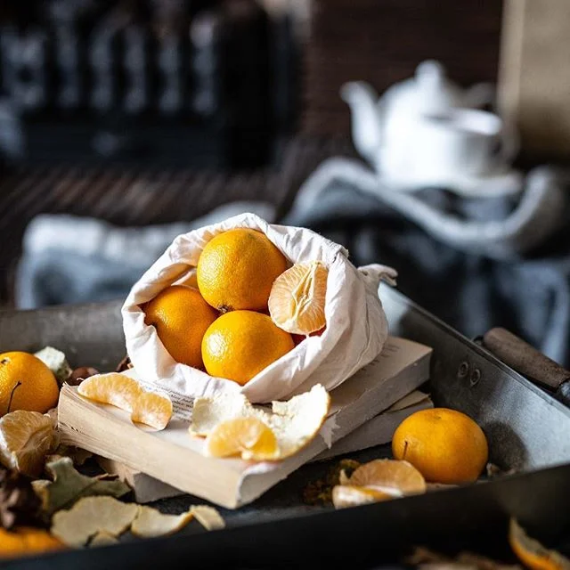 Bei all dem Süßkrams in den letzten Tagen, haben wir uns heute mal für ein paar Vitamine entschieden. Jetzt beginnt die Jahreszeit, in der die Mandarinen wieder richtig gut schmecken. 🍊⠀
⠀
👉 Kreative Orte:⠀
⠀
Auf der Suche nach einem neuen kreativen Ort, haben wir uns mit unseren Mandarinen und einer Tasse Tee vor dem Kamin im Wohnzimmer wiedergefunden. ⠀
Anders als im Studio, mussten wir uns auch diesen Raum ganz neu erarbeiten und ihn mit neuen Augen kennenlernen.  Die Herausforderung 🤔: Ein unverrückbarer Kamin und keine passende Tischhöhe für die aus unserer Sicht optimale Szene.⠀
⠀
Geholfen hat uns am Ende eine kleine Weinkiste. Sie hatte genau die richtige Höhe, um den Kamin im Hintergrund zeigen zu können und natürlich die richtige Größe, um sie als "Mini-Tisch" im Wohnzimmer leicht hin und her zu schieben. Zusammen mit einer Decke und unserem Lieblingstablett haben wir so ein gemütliches Plätzchen geschaffen.⠀
.⠀
.⠀
.⠀
Swiped doch mal nach rechts, da gibt es noch eine zweite Variante von unserem Mandarinen Bild. ⠀
⠀
Welches der beiden findet ihr besser - Stillleben oder mit Aktivität?⠀
.⠀
📷 Canon 6D / 50mm / ISO 640 / f/2,0 / 1/40 ⠀
⠀
.⠀
.⠀
.⠀
#mandarine #mandarinen #mandarines #orangensaft #frühstücken #frühstücksliebe #ohnezucker #teamliveitliftit #gesundesfrühstück #leckerschmecker #vitamine vitaminc #fruchtsaft #basisch #glutenfrei #glutenfreiessen #schmecktlecker #ichliebefoodblogs #frischesobst #obst #gesundeküche #vegetarisch #bewusstessen #intuitivessen #fitdurch2018 #intervallfasten #berlinfoodie #foodstylingandphotography  #berlineats #gutenappetit #vitaminbombe ⠀
@Surlatable @theprettyblog @suedwestverlag @edeka @rewe_group @alnatura @demeter_de @Foodandwine⠀
@lecker_magazin @lust_auf_genuss_official⠀
⠀
⠀