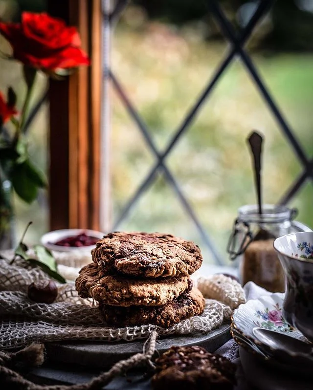 [Werbung/Verlinkung] Frühstück im Bett? Ab und an gönnen wir uns diese entspannte Auszeit mit einer Tasse Tee und frisch gebackenen, glutenfreien Frühstücks-Cookies aus Hafer und getrockneten Feigen und Datteln mit Zutaten von @Koro_de. 🍪Für die passende Süße haben wir die Kekse vor dem Backen noch mit ein bisschen Kokosblütensirup besprenkelt.⠀
⠀
👉Kreative Orte: ⠀
⠀
Für unsere Haferkeksfotos haben wir tatsächlich die Fensterbank im Schlafzimmer in eine Fotolocation verwandelt. Auf diesem Weg konnten wir nicht nur die Morgensonne nutzen, sondern auch die schöne Aussicht auf den kleinen Park vor dem Haus.⠀
Wie das Setting genau aussah, zeigen wir euch heute Nachmittag mit einem kleinen Behind the Scenes in unserer Story.😊
.⠀
.⠀
📷 Canon 6D / 50mm / ISO 100 / f 2,5 / 1/125⠀
.⠀
.⠀
.⠀
.⠀
.⠀
#powerfoodies #haferkekse #haferflocken #gesunderezepte #gesundundlecker #kekse #backenmitliebe #ahornsirup #frühstückszeit #feigen #korolicious #herbstrezept #herbstküche #trockenobst #organicfood #kokosblütenzucker #foodblogliebe #foodblogliebebacken #selbstgebacken #backenistliebe #solecker #gesundessen #gesundeernährung #diät #zuckerfrei #ohnezucker #rezeptideen #ballaststoffe #gesundesfrühstück #gesundeküche⠀
@still_life_gallery_ @TV_stilllife @Tv_living @gorgeous_stilllife_ @Stilllife_perfection @Thefeedfeed.glutenfree⠀
⠀
