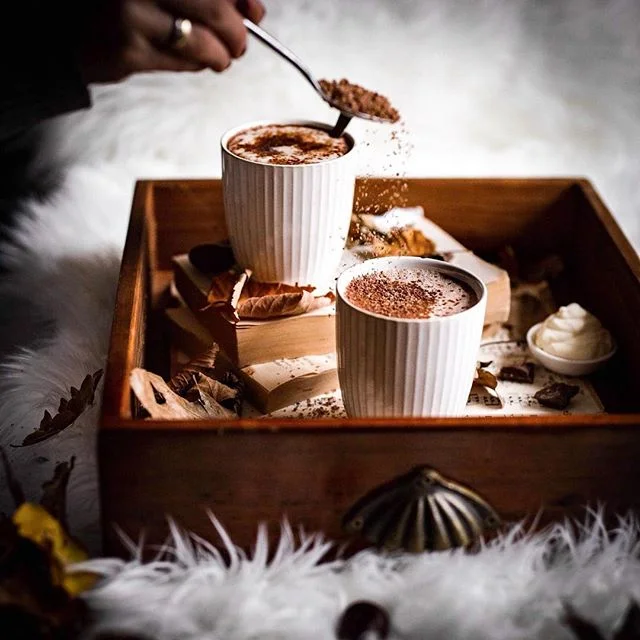 Auch bzw. gerade unser kleines Studio gehört definitiv zu unseren liebsten kreativen Orten. Und wenn unser Fotomodell dann auch noch heiße Schokolade ist, die hinterher natürlich getrunken werden darf, umso besser ☺⠀
⠀
👉 Kreative Orte⠀
⠀
Unser Studio ist unsere Komfortzone. Hier ist alles an seinem Platz. Wir kennen das Licht und haben sowohl unsere Hinter- und Untergründe als auch unsere Props zur Hand. Hier können wir die Tür schließen, ungestört arbeiten und stören niemanden mit dem Chaos (ja, manchmal können Foto Shootings echt chaotisch sein).⠀
Im Studio können wir uns wunderbar auf die Bildkomposition und das Styling konzentrieren. Hier gewinnen wir Geschwindigkeit und können sehr produktiv arbeiten. Denn leider gibt es immer wieder Tage, an denen Zeitdruck vorhanden ist.😉⠀
⠀
Wie geht ihr denn mit Zeitdruck beim kreativen Arbeiten um?⠀
⠀
⠀
📷Canon EOS 6D / 50mm / ISO 640 / f/2,0 / 1/1250⠀
⠀
⠀
#weihnachtszeit #gönndir #goodmoodfood #sweetcuisines #köstlicherherbstzauber #droetker #frühstückszeit #laktosefrei #germanfood #adventszeit ⠀
#rezeptebuchcom #ichliebefoodblogs #heisseschokolade #schokolademachtglücklich #gs_stilllife #kinderschokolade #foodforthesoul #hotchoco #gemütlicherabend #schoko #spekulatius #schmackofatz #thrivemags #essenundtrinken #foodblogliebe #schokolade #schokoliebe #baldistweihnachten #foodblogger_de #tassimo ⠀
@Still_life_gallery_ @TV_stilllife @Tv_living @tchibo⠀
@Gorgeous_stilllife_ @Stilllife_perfection @Lifeandthyme⠀
@Insiderdessert @foodblogliebe @lecker_magazin⠀
@edeka @brigittemagazin @ich.liebe.foodblogs @nespresso.de