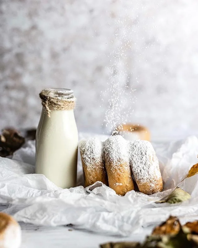 Fast hätten wir es vergessen, aber zur heißen Schokolade von gestern, gab es frische Donuts...was sonst ☺ ⠀
.⠀
Bevor wir nun in die neue Woche starten, genießen wir noch entspannt eine Tasse Tee. Habt einen wunderbaren Wochenanfang!⠀
.⠀
Wie startet ihr euren Montagmorgen?⠀
⠀
⠀
📷 Canon EOS 6D / 50mm / ISO 1600 / F/2,0 / 1/1250⠀
⠀
⠀
⠀
#donuts #donut  #donutlove #essenundtrinken #nachtisch #frühstücken #frühstücksliebe #kaffeepause #kaffeeundkuchen #kaffeeklatsch #gebäck #backenistliebe #gs_stilllife #foodblogging #foodphotographyandstyling #leckerschmecker #megalecker #weihnachtsbäckerei #backliebe #weihnachtskekse #liebegehtdurchdenmagen #droetker #vanillezucker #herbstküche #foodblogliebebacken #weihnachtskekse #weihnachtsgebäck #adventszeit #foodmagazine ⠀
⠀
#backenmitliebe @Lifeandthyme @Surlatable⠀
@theprettyblog @suedwestverlag⠀
@thefeedfeed.baking @dr.oetker_deutschland @lust_auf_genuss_official @Insiderdessert⠀
@tchibo @ich.liebe.foodblogs @hautescuisines @beautifulcuisines @thebakefeed @gir @foodfluffer @still_life_gallery_ @foodtographyschool @wilton_cakes