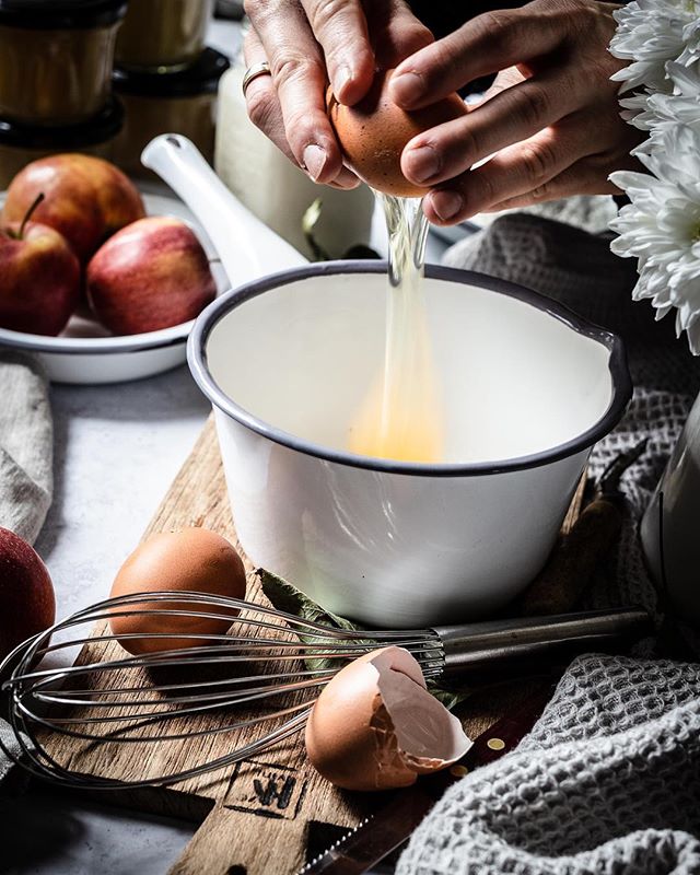 Gestern gab es Leckeres mit Äpfeln... doch dafür musste erst einmal der Teig vorbereitet werden ☺⠀
⠀
👉 Kreative Orte: die Küche⠀
⠀
Einer unserer Lieblingsorte zum Fotografieren ist die Küche. Wenn das Sonnenlicht gegen Mittag im Studiozimmer abnimmt, strahlt sie mit voller Kraft in die Küche. ☀ Allerdings sind Aufnahmen in der Küche immer etwas aufwendiger, da die Arbeitsfläche jedes Mal aufs neue um- und leergeräumt werden muss, um Platz für unsere Fotountergründe zu schaffen. Ein Vorteil des Fotografierens in der Küche: das Chaos ist schneller wieder beseitigt 😉⠀
⠀
⠀
⠀
📷 Canon EOS 6D / 50mm / ISO 100 / f/5,6 / 1/15 (mit Stativ)⠀
.⠀
.⠀
.⠀
#apfelkuchen #äpfel #apfel #obst #zimt #apfelkuchen #naschen #herbstliebe #pfannkuchen #pfannkuchenliebe #pancakesunday #waffeln #crepes #herbstessen #birne #foodphotographyandstyling #saisongemüse #apple #gesundundlecker #frühstücken #frühstücksideen #blogger_de #foodblogging #leckerschmecker #ichliebefoodblogs #breakfastinspo #backmischung #schmackofatz #kuchenzeit #backenmachtglücklich ⠀
⠀
@lecker_magazin @livingathome_magazin @dmbio @lust_aufs_leben_magazin @edeka @rewe_group @biocompanyofficial @Lifeandthyme @Still_life_gallery_ @Gorgeous_stilllife_ @Stilllife_perfection⠀
