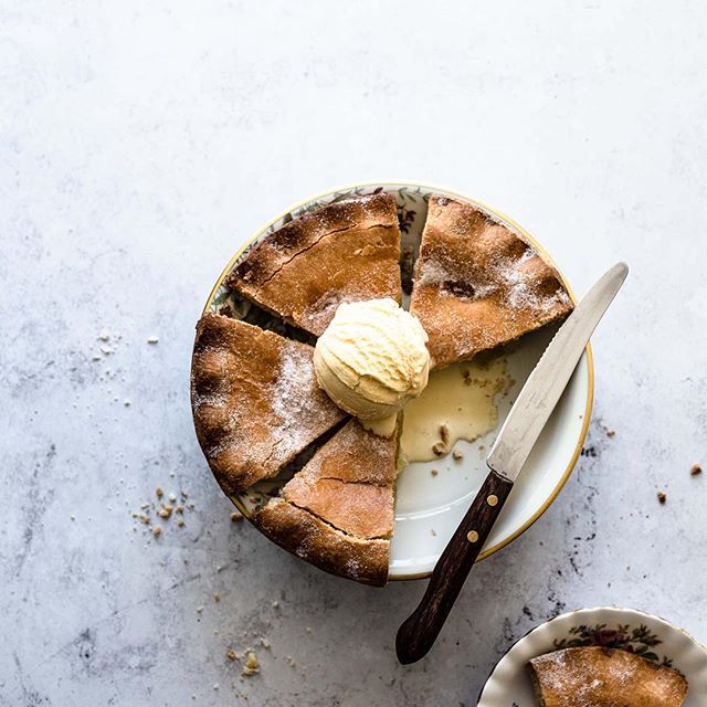 Die Äpfel von gestern sind dann tatsächlich im Inneren unseres Kuchen verschwunden, denn es gab bei uns Apple Pie mit Vanille Eis. Ein Traum! ☺⠀
⠀
👉 Kreative Orte: Überall und nirgendwo⠀
⠀
Das Foto von unserem Apple Pie ist streng genommen gar nicht an einen bestimmten Ort gebunden. Das einzige, was wir für diese Art Flatlay brauchen, ist unser Foto Untergrund und gutes Licht. Und um auch wirklich nicht von dem Kuchen abzulenken, haben wir weitestgehend auf Props verzichtet. Nur ein paar Krümel haben wir um den Pie herum platziert, um die Szene etwas lebendiger wirken zu lassen. ⠀
⠀
Einen weiteren kreativen Ort wollen wir euch jedoch nicht vorenthalten - nämlich: Draußen im Freien😊, Als die Sonne doch noch einmal zwischen den Wolken hervorschaute, haben wir uns unsere Apfeltarte geschnappt und ein kleines Picknick gemacht. Die Bilder dazu findet ihr in unserer Story 🍂🍁⠀
.⠀
Welchen Fotografie Stil mögt ihr lieber - storytelling oder doch eher „minimalistisch“?⠀
.⠀
. ⠀
📷Canon EOS 6D / 50mm / ISO 100 / f/4,0 / 1/40⠀
.⠀
.⠀
.⠀
.⠀
.⠀
#apfelkuchen #kuchenzeit #apfeltarte #herbstküche #herbstliebe #tartelette #foodblogliebebacken #foodblogliebe #esstmehrkuchen #selbstgebacken #tarte #backen #nachtisch #bakefromscratch #herbst #obstkuchen #essenundtrinken #backblog #gemütlichkeit  #teatime #autumnvibes #autumnfood #seasonalproduce #hefeteig #gs_stilllife #eatgoodfeelgood #essenmitfreunden #thebakefeed #schmackofatz #hautecuisines ⠀
@foodblogliebe.backen @thefeedfeed.backing @thebakefeed @Lifeandthyme @Still_life_gallery_ @lust_auf_genuss_official @lecker_magazin @sweetpaulmagazinedeutschland @hautescuisines @beautifulcuisines @foodfluffer @TV_stilllife⠀
@Tv_living @Gorgeous_stilllife_ @Stilllife_perfection⠀