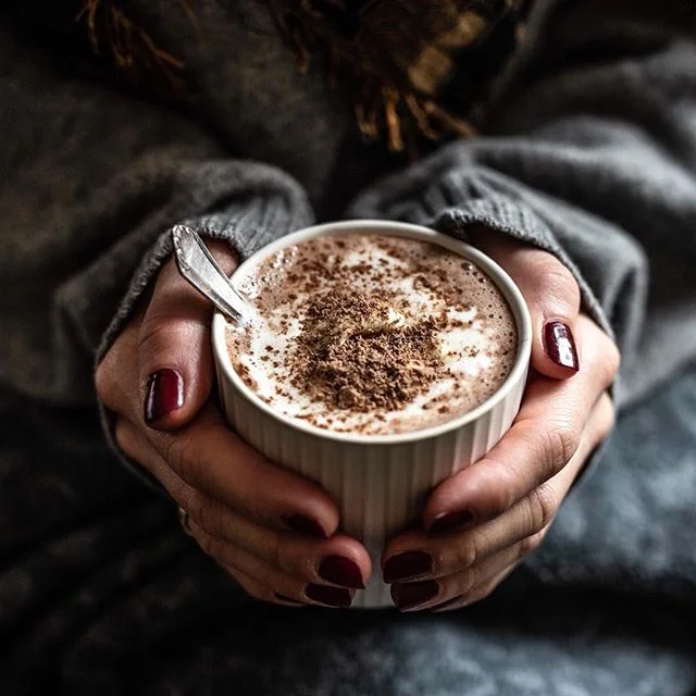 Zum Abschluss unserer Serie "Kreative Orte", haben wir uns noch einmal eine heiße Schokolade gemacht.😊
⠀
👉 Kreative Orte: Ich und meine Decke⠀
⠀
Eingemummelt in eine Decke, die heiße Schokolade in den Händen, ist eigentlich jeder Ort gemütlich, regt zum Nachdenken an und weckt die Kreativität. ⠀
Das heutige Foto kommt ganz ohne Ort aus. Denn das einzige, was im Hintergrund zu sehen ist, ist das Fotomodell selbst - herbstlich warm eingekuschelt.⠀
⠀
Tipp: Mit Stativ und Fernauslöser kann man auch wunderbar Fotograf und Handmodell in Personalunion sein, wenn gerade mal keine helfende Hand zur Stelle ist. ⠀
⠀
📷 Canon EOS 6D / 50mm / ISO 100 / f/2,0 / 1/80⠀
.⠀
.⠀
.⠀
.⠀
.⠀ ⠀
#schmackofatz #thrivemags #essenundtrinken #foodblogliebe #leckerschmecker #solecker  #herbstrezept #herbstküche #Adventsküche #weihnachtszeit #goodmoodfood #sweetcuisines #droetker #frühstückszeit #germanfood #adventszeit #ichliebefoodblogs #heisseschokolade #schokolademachtglücklich #gs_stilllife #foodforthesoul #hotchoco #gemütlich #gemütlicherabend #schoko #schokolade #schokoliebe #tassimo #leckerschmecker #stilllifegallery ⠀
@Lifeandthyme @Still_life_gallery_ @lust_auf_genuss_official @lecker_magazin @sweetpaulmagazinedeutschland @hautescuisines @beautifulcuisines @foodfluffer @TV_stilllife⠀
@Tv_living @Gorgeous_stilllife_ @Stilllife_perfection⠀