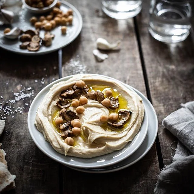 Hummus ist einer DER Klassiker der orientalischen Küche. Wir lieben ihn über alles. Am besten schmeckt er selbstgemacht. Und auch, wenn es für Hummus die unterschiedlichsten Rezepte gibt, haben wir euch unseren Klassiker in der Story vorbereitet.⠀
⠀
👉 Foodstyling: Pinzette als Helferlein⠀
⠀
Soßen und Pasten können beim Anrichten recht launisch sein, ein paar Tricks können einem hier das Leben einfacher machen. Den "Swirl" des Hummus haben wir ganz einfach mit einem kleinen Löffel erreicht. Beim Platzieren von Öl und Deko-Kichererbsen kamen jedoch zwei Helferlein zum Zuge, nämlich ein Fläschchen inkl. Tülle und eine Pinzette. So lassen sich die einzelnen Bestandteile viel genauer an Ort und Stelle bringen, als mit den Fingern. ☺️⠀
⠀
Was sind eure liebsten Food Styling Tricks? Teilt ihr sie mit uns? ⠀
⠀
📷 Canon EOS 6D / 50 mm /  ISO 100 / f/2,8 / 1/50 ⠀
.⠀
.⠀
.⠀
.⠀
⠀
⠀
#thrivemags #essenundtrinken #foodblogliebe #leckerschmecker #powerfoodies #solecker #rezeptideen⠀
#essenmitfreunden #foodinspo #vegandeutschland #vegangermany #vegetarisch #orientalisch #stilllifegallery #alnatura  #foodstylingandphotography #herbstküche #kichererbsen #foodinspirations #foodstyleguide #vscfood #gesunderezepte #gesundundlecker #gesundessen #gesundeernährung #hummus #hummusaddict #gesundeküche #organicfood #hummuslover @Foodandwine @lecker_magazin @brigittemagazin @foodfluffer @Surlatable @ottolenghi @essenundtrinken_magazin @livingathome_magazin