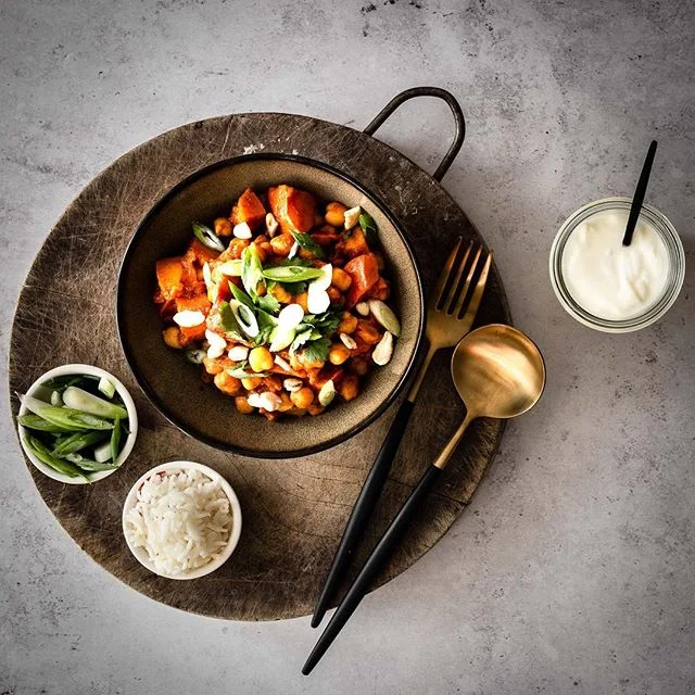 Die Hauptpersonen unseres zweiten Rezeptes für @koro_de sind Kichererbsen. Kombiniert wurden sie mit Kürbis und einem Tomatensud. Zusammen ergibt alles ein wunderbar aromatisches, veganes Curry. 😊⠀
⠀
👉 Foodstyling: kleine Portionen⠀
⠀
Ein Trick, den wir bei unseren Food Fotos immer wieder anwenden, ist, die Portionsgröße zu reduzieren.  Auf uns wirken kleine Portionen auf Fotos immer etwas appetitlicher und wir finden, dass sie  sich tatsächlich auch einfacher stylen lassen. Wir haben Suppe sogar schonmal in Espresso Tassen angerichtet, und auf dem Foto wirkte die Portion normal groß.😉⠀
⠀
Und wenn dann gegessen wird, kann man sich noch einmal ordentlich Nachschlag nehmen. ☺⠀
.⠀
.⠀
📷 Canon EOS 6D / 50mm / ISO 320 / f/9,0 / 1/40 ⠀
.⠀
.⠀
.⠀
.⠀
.⠀
.⠀
.⠀
#kichererbsen #kichererbsencurry #korolicious #pumpkincurry #ottolenghi #herbstrezept #herbstküche ⠀
#vegandeutschland #vegangermany #vegetarisch #kurkuma #kokosmilch #ingwer #butternut #hokaido ⠀
#stilllifegallery #cookmagazine #foodstylingandphotography #foodinspirations #lowcarbdeutschland #vscfood #schmackofatz #thrivemags #essenundtrinken #foodblogliebe #leckerschmecker #koriander #rezeptideen #essenmitfreunden #foodinspo @essenundtrinken_magazin @livingathome_magazin @hubert_burda_media @Lifeandthyme⠀
@Still_life_gallery_ @Gorgeous_stilllife_⠀
@Stilllife_perfection @Ichliebefoodblogs @koro_de @thrivemags @bestofvegan @thefeedfeed.vegan @veganfoodspot @veganbowls @veganvultures @vegandaily1 @buddha_bowls