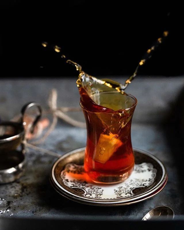 Wenn es um den Orient geht, dann darf auch eine Tasse Tee nicht fehlen. Und da Tee gerne zu jeder Tageszeit und jeder Mahlzeit getrunken wird, kommt er hier als kleiner Wohltäter zwischendurch.☺⠀
⠀
👉🏻 Action Shot⠀
⠀
Um das Bild von unserem Tee🍵möglichst spannend und interessant zu gestalten, haben wir uns für einen Action Shot entschieden. Wir lieben Action Shots, weil sie Bilder besonders lebendig erscheinen lassen. ⠀
⠀
Um die Bewegung in unserem Teeglas zu erzeugen, haben wir ein Stück Zitrone in den Tee fallen lassen. Der „Trick“, um die Bewegung dann auch mit der Kamera einzufangen, war am Ende das richtige Timing.⠀
⠀
Bis alles so war, wie wir es haben wollten, hat es aber einen Moment gedauert. Mal stimmte der Fokus nicht, oder der Tee ist nicht so übergeschwappt, wie wir es wollten. ⠀
⠀
Wie oft mussten wir das Zitronenstück wohl in den Tee werfen, bis wir endlich dieses Foto hatten? Was meint ihr?😉
.⠀
.⠀
.⠀
.⠀
📷 Canon EOS 6D / 50mm / ISO 500 / f/2,8 / 1/200⠀
.⠀
.⠀
.⠀
.⠀
#schwarztee #teatime #teatime☕️ #türkischerkaffee #türkkahvesi #tealove  #stilllifegallery #cookmagazine #gs_stilllife #tealovers  #darjeeling  #foodstyleguide #lifeandthyme #wirliebentee  #gemütlich #gemütlicherabend #christmasdinner #weihnachtszeit #gönndir #goodmoodfood #abwartenundteetrinken  #droetker #frühstückszeit #germanfood #adventszeit #ichliebefoodblogs #frühstücksliebe #foodphotographyandstyling  #foodfotografie #teeliebe ⠀
@Still_life_gallery_ @TV_stilllife @Tv_living @Lifeandthyme @essenundtrinken_magazin @saveurmag @nespresso.de @sonnentor @tee.moment @teekanne @butfirst_tea @tea @teatimemagazine @tv_closeup @tv_fadingbeauty @gorgeous_stilllife_ @beautifulcuisines @hautescuisines @foodfluffer @darktablemood