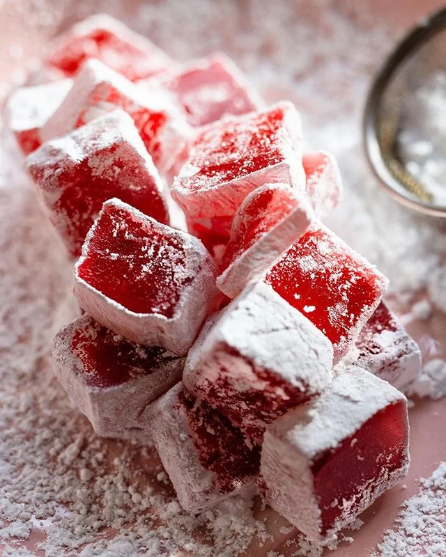 Ab und zu muss es dann doch mal was für den süßen Zahn sein. Und was wäre da besser, als eine kleines Stückchen Turkish Delight?😊⠀
⠀
👉🏻 Foodstyling: das ‚Innere‘ zeigen⠀
⠀
Turkish Delight hat eine tolle leuchtende Farbe, die an sich so kräftig ist, dass man gar nicht mehr viel anderes im Bild braucht. Um die Farbe zu betonen, haben wir einige der von außen weißen Würfel durchgeschnitten. Die Schnittstellen haben wir dann so platziert, dass sie das Sonnenlicht auffangen und fast leuchten. ⠀
⠀
⠀
Welches ist euer liebster 1001 Nacht Nachtisch?😊⠀ 📷 Canon EOS 6D | 50mm | ISO 100 | f/2,8 | 1/200
.⠀
.⠀
.⠀
.⠀
.⠀
.⠀
#nachtisch #süssigkeiten #turkishdelight ⠀
#turkishdelights  #cookmagazine  #dessertoftheday  #foodstyleguide #nachtischgehtimmer  #surlatable #schmackofatz #thrivemags #essenundtrinken #foodblogliebe #leckerschmecker #solecker #essenmitfreunden #foodinspo #eattheworld⠀
#türkischesessen  #goodfoodgallery #sweettreat #yummysweets #foodblogliebe⠀
#germanfoodblogger #foodblogger_de #puderzucker #kaffeepause #teatime☕️ #sweettoothforever #foodblogger_at ⠀
@hmhome @Edeka @hubert_burda_media⠀
@lust_auf_genuss_official @tchibo⠀
@nespresso.de @foodblogliebe⠀
@sweetpaulmagazinedeutschland @Hautecuisine @lifeandthyme