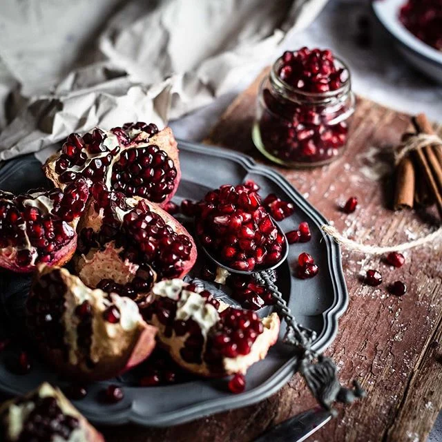 Wir lieben Granatäpfel. Wenn wir Granatäpfel sehen, werden Erinnerungen an unsere Reise durch den Iran vor einigen Jahren wach. 😊Das Rezept zu einem iranischen Eintopf, der mit Granatapfelsirup gemacht wird, findet ihr in unserer Story. ⠀
⠀
Für unseren Foodstyling Tipp konzentrieren wir uns heute jedoch auf den Granatapfel selber, denn der kann manchmal etwas widerspenstig sein - vor allem, wenn er auf Fotos auch noch schön aussehen soll. ⠀
⠀
👉 Foodstyling: Granatäpfel 'schälen'⠀
⠀
Das Öffnen und Schälen eines Granatapfels kann zu einer ganz schön roten Angelegenheit werden. Es gibt viele Tricks, wie man einen Granatapfel 'richtig' öffnet, ohne dass es in einem "Massaker"endet.😉
⠀
Damit der Granatapfel auf dem Foto besonders appetitlich aussieht, wird es aber noch mal ein wenig komplizierter. Denn besonders schön sieht es aus, wenn die Kerne im ganzen zu sehen sind und nicht halbiert, wie es passiert, wenn man die Frucht durchschneidet.⠀
⠀
Deshalb haben wir den Granatapfel von seinem Kopf und Boden befreit und ihn dann mit den Händen aufgebrochen. So entstehen schöne Flächen und die Kerne bleiben im Ganzen erhalten.⠀
⠀
Wie "zerlegt" ihr eure Granatäpfel?⠀
.⠀
.⠀
.⠀
📷 Canon EOS 6D / 50mm / ISO 100 / f/1,8 / 1/80⠀
.⠀
.⠀
.⠀
.⠀
.⠀
.⠀
.⠀
#granatapfel #granatapfelkerne #salat #foodblog_de #frühstücken #frühstück #gesundundlecker #gesundessen #gesundesfrühstück #frühstückszeit #obst #obstsalat #winterküche #eatfresh ⠀
#stilllifegallery #cookmagazine #foodstylingandphotography #foodinspirations #foodstyleguide #vscfood #lifeandthyme #raw_colours #goodmoodfood #zimt #zimtliebe #alnatura #reformhaus #wirliebenlebensmittel #tollefarben #rewe ⠀
@reformhaus.de @dennsbiomarkt_at @alnavit @sister_mag @edeka @effilee_magazin @livingathome_magazin @hautescuisines @beautifulcuisines @foodfluffer @raw_colours_