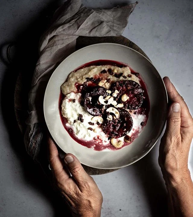Jetzt wo das Wetter langsam aber sicher kälter wird, geht für uns auf jeden Fall wieder die Porridge Zeit los. Was gibt es besseres, als mit einem nahrhaften, warmen Frühstück gut gestärkt in den Tag zu starten? ⠀
Für die heutige Variante des Klassikers, gesellen sich zum Porridge noch Joghurt und gebackene Pflaumen. Für das gewisse Etwas gab es oben drauf noch Cashewnüsse und Cacao Nibs. ⠀
⠀
👉 Untergründe: Vinyl (1)⠀
⠀
Untergründe sind für die Food Fotografie wahnsinnig wichtig. Für uns sind Untergründe mittlerweile fast wie Handtaschen oder Schuhe... man kann nie genug haben. Allerdings gibt es auch wahnsinnig viele kreative Lösungen, denn es ist tatsächlich erstaunlich, was alles als Untergrund fungieren kann. ⠀
⠀
Der heutige Untergrund ist einer unserer liebsten. Es ist ein Vinyl Untergrund in Beton Optik, der sich zusammenrollen und somit auch wunderbar transportieren lässt. Das beste aber, er lässt sich einfach abwischen und ist extrem widerstandsfähig. ⠀
.⠀
.⠀
.⠀
.⠀
📷 Canon EOS 6D / 50mm / ISO 100 / f/3,5 / 1/100⠀
.⠀
.⠀
.⠀
.⠀
.⠀
.⠀
.⠀
#frühstückszeit #trockenobst #gesundesfrühstück #frühstücken #frühstück #obst #obstsalat #frühstücksliebe #porridgebowl #pflaumen ⠀
#haferflocken #gesunderezepte #gesundundlecker #gesundessen #gesundeernährung #zuckerfrei #ohnezucker #ballaststoffe #gesundeküche #organicfood #cookmagazine #foodstylingandphotography #foodinspirations #foodstylist #lifeandthyme #surlatable #foodblogger_de #kokosmilch #hafermilch #mandelmilch⠀
@deliciusmag @slowly_veggie_official @cblbackdrops @schönerwohnenmagazin @oliviaverlag @Still_life_gallery_ @Stilllife_perfection @Ichliebefoodblogs 3bearsporridge @koelln_deutschland @soularty⠀