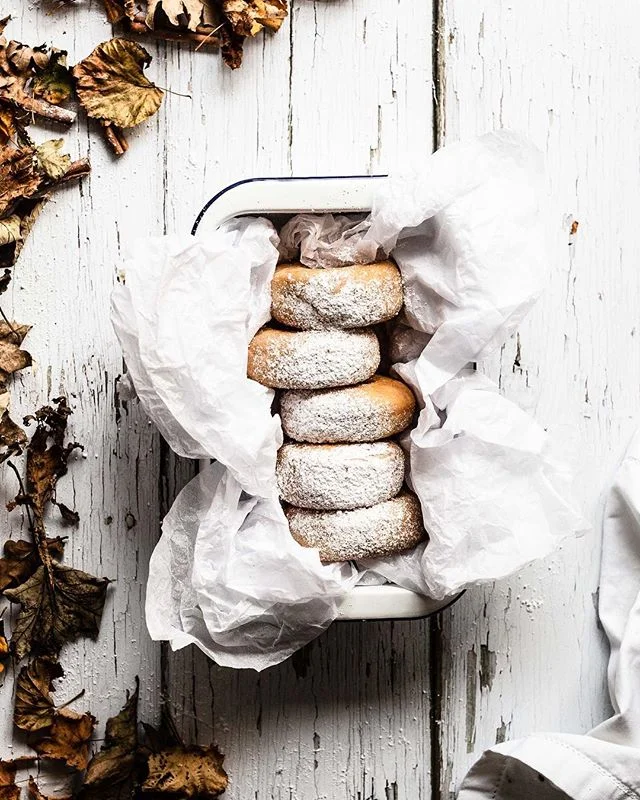 Heute ist Sonntag, da darf es doch auch mal ein süßes Frühstück sein, oder? Für einen kleinen Donut am Ende des Brunchs ist doch bestimmt noch Platz 😊⠀
⠀
Esst ihr zum Frühstück lieber süß oder deftig? ⠀
⠀
⠀
👉 Untergründe: Vinyl (2)⠀
⠀
Auch der heutige Untergrund ist aus Vinyl. Wir wollten euch gerne zeigen, wie vielfältig die Auswahl derartiger Untergründe ist. Selbst Holzoptik in Vinyl macht sich gut auf Fotos. ⠀
⠀
Diesen Untergrund haben wir online gekauft. Manchmal kommt es allerdings auch vor, dass uns Wände, Tische, Böden oder andere Flächen auffallen, die sich super für Untergründe eignen. Die fotografieren wir und lassen sie selber auf Vinyl drucken. Was klasse ist, denn so haben wir sogar ein Untergrund Unikat ohne großen Aufwand.😉⠀
⠀
⠀
⠀
📷 Canon EOS 6D / 50mm / ISO 640 / f/3,20 / 1/125⠀
.⠀
.⠀
.⠀
.⠀
.⠀
#donuts #donutlove #essenundtrinken #nachtisch #frühstücken #frühstücksliebe #kaffeepause #kaffeeundkuchen #kaffeeklatsch #gebäck #backenistliebe #gs_stilllife #foodblogging #foodphotographyandstyling #leckerschmecker #megalecker #weihnachtsbäckerei #backliebe #weihnachtskekse #liebegehtdurchdenmagen #droetker #vanillezucker #herbstküche #foodblogliebebacken #weihnachtskekse #weihnachtsgebäck #adventszeit #foodmagazine #foodprops #backenmitliebe @Lifeandthyme @Surlatable @nomliving @thefeedfeed.baking @dr.oetker_deutschland @lust_auf_genuss_official @Insiderdessert⠀
@tchibo @ich.liebe.foodblogs @hautescuisines @beautifulcuisines @thebakefeed @foodfluffer @still_life_gallery_ @foodtographyschool @wiltoncakes⠀