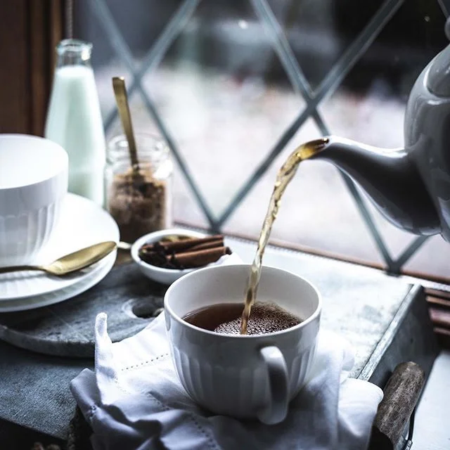 Gehört ihr eher zur Tee oder Kaffee Fraktion? ☕️🍵Bei uns wechseln die Vorlieben immer, je nach Stimmung. Heute starten wir auf jeden Fall in den Montag mit einer Tasse Tee. 😊⠀
⠀
👉 Untergründe: Metalltablett⠀
⠀
Einer unserer ABSOLUT liebsten Untergründe ist ein Metalltablett. Es ist super vielseitig und kam bei uns wirklich schon für die unterschiedlichsten Fotos zum Einsatz. ⠀
⠀
Wir lieben auch die Geschichte des Tabletts, weil es einfach zeigt, dass Untergründe an den unterschiedlichsten Orten zu finden sind: Über unser Metalltablett sind wir quasi gestolpert, als wir eigentlich Blumen kaufen wollten. Der Florist hatte die Blumen auf diesem Tablett stehen und hat es uns kurzerhand auf Nachfrage gleich mitgegeben. Für mehr Bilder, bei denen unser Metalltablett zum Einsatz kam, klickt euch doch mal durch unsere Story!⠀
⠀
Was ist euer liebstes Fundstück bei euren Untergründen?⠀
.⠀
.⠀
.⠀
.⠀
📷 Canon EOS 6D / 50mm / ISO 640 / f/3,2 / 1/125⠀
.⠀
.⠀
.⠀
.⠀
.⠀
.⠀
#schwarztee #teatime☕️ #tealove  #stilllifegallery #cookmagazine #gs_stilllife #tealovers  #darjeeling  #foodstyleguide #lifeandthyme #wirliebentee  #gemütlich #weihnachtszeit #gönndir #goodmoodfood #abwartenundteetrinken #droetker #frühstückszeit #germanfood #adventszeit #frühstücken #ichliebefoodblogs #frühstücksliebe #teekanne #foodphotographyandstyling  #foodfotografie #teeliebe #grünertee #foodblogger_de #nespresso ⠀
@teegschwendner_deutschland @TV_stilllife @5cups_and_some_sugar @Lifeandthyme @essenundtrinken_magazin @saveurmag @nespresso.de @sonnentor @tee.moment @teekanne @butfirst_tea @tea @teatimemagazine @tv_closeup @pukkaherbsdeutschland @gorgeous_stilllife_ @beautifulcuisines @hautescuisines @foodfluffer @messmer_tee @teekanne⠀
⠀