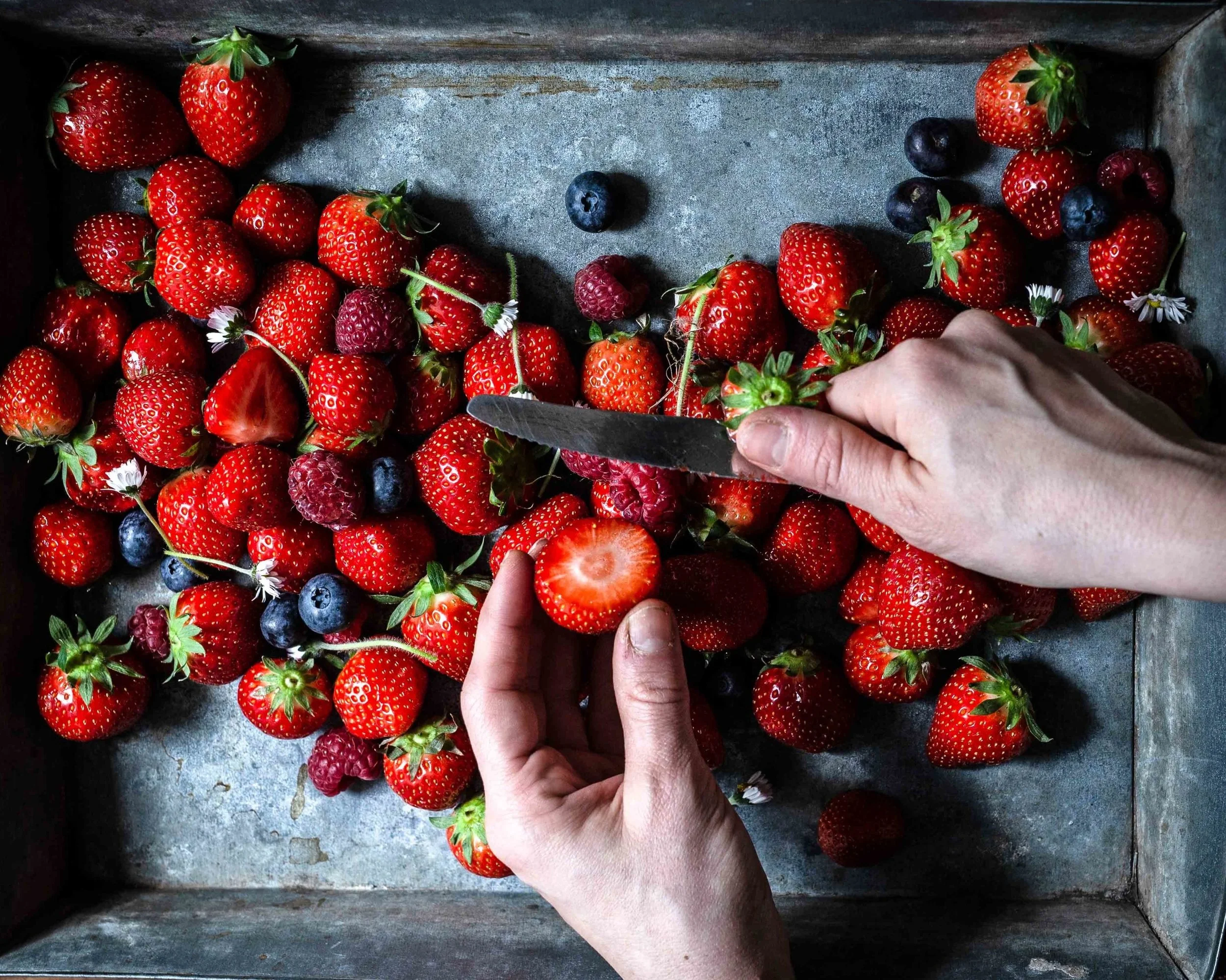 Unsere Beeren liegen in einem alten Metalltablett, dass wir einem Blumenladen für ein paar Euro abgekauft haben.