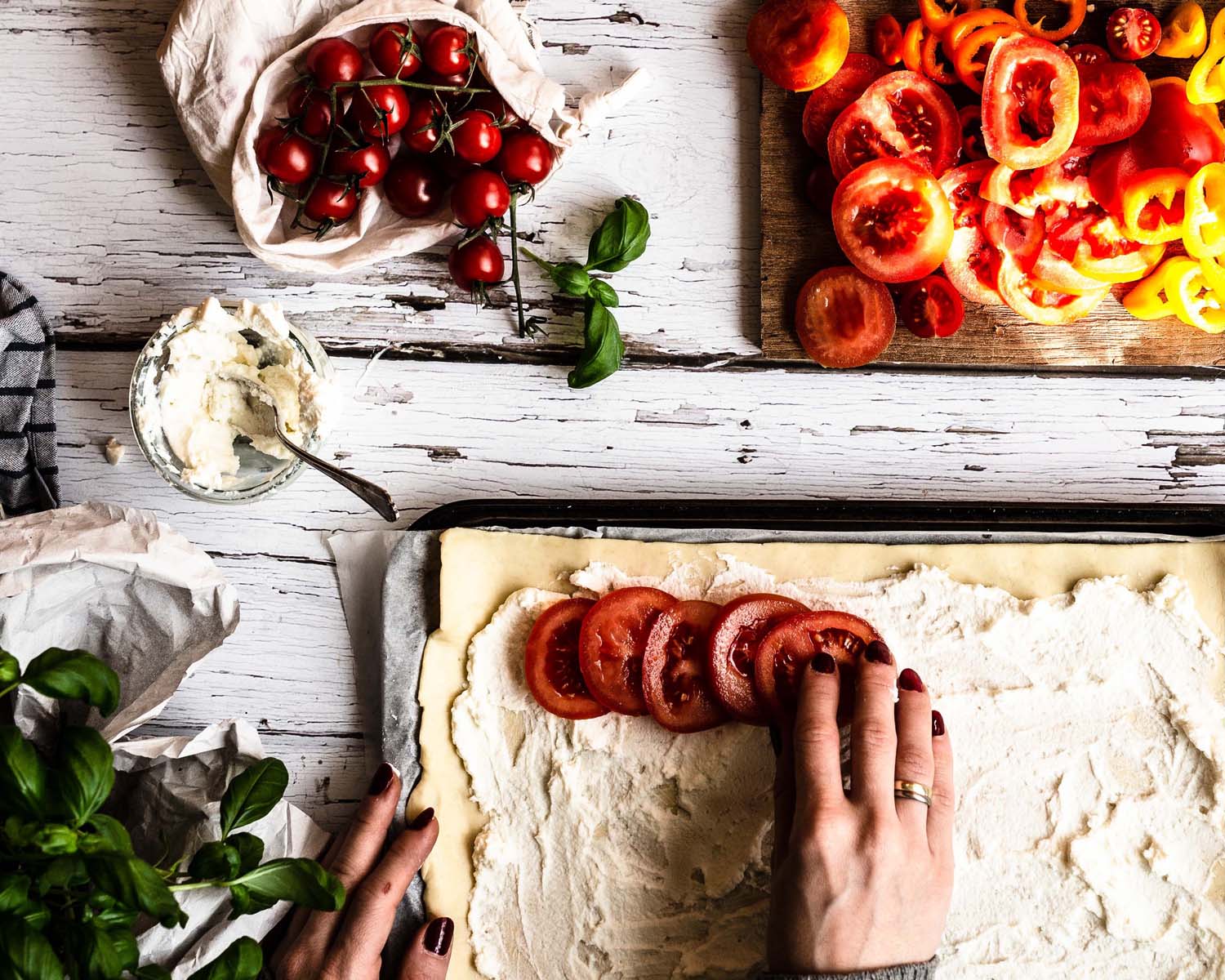 Tomaten-Paprika-Tarte perfekt gestylt - Klara &amp; Ida