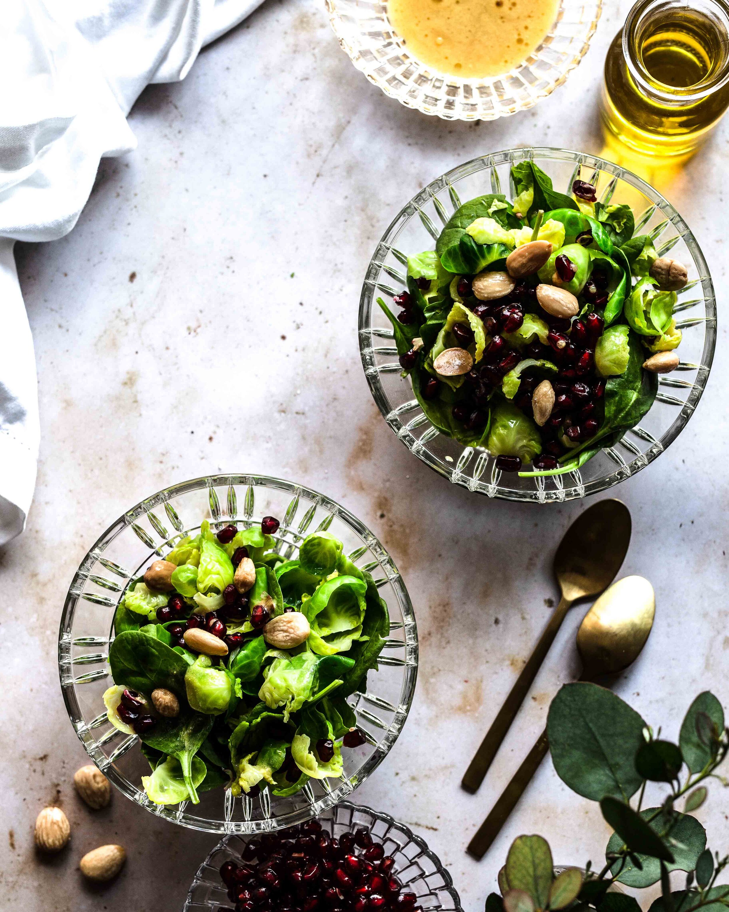 Rosenkohl Salat mit Granatapfelkernen und Walnüssen - Klara &amp; Ida