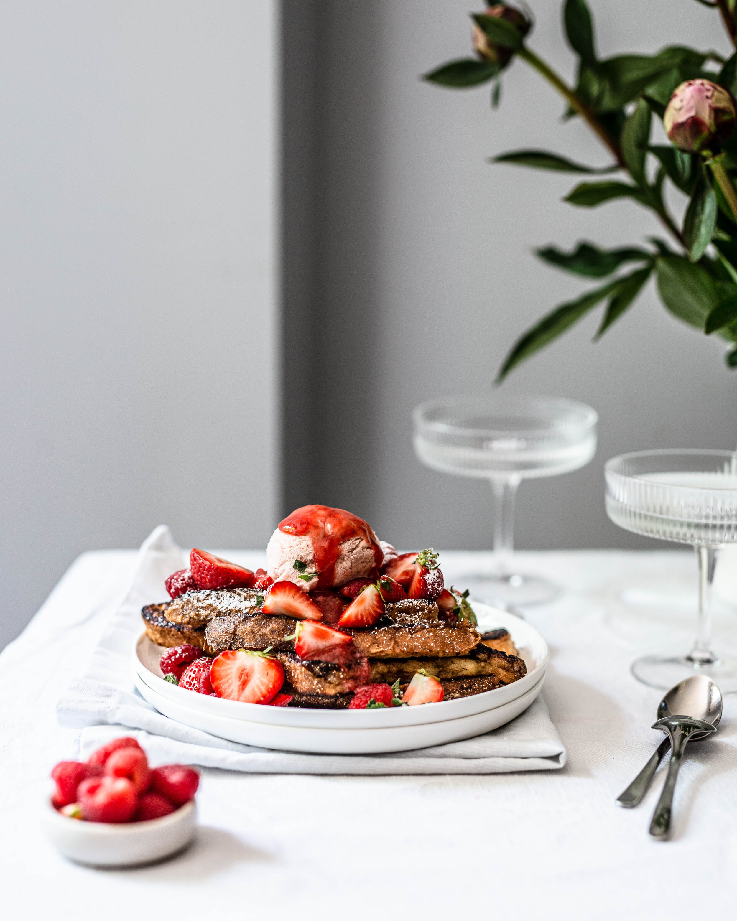 Süßer French Toast aus der Pfanne - mit Erdbeeren und Himbeeren - Klara ...