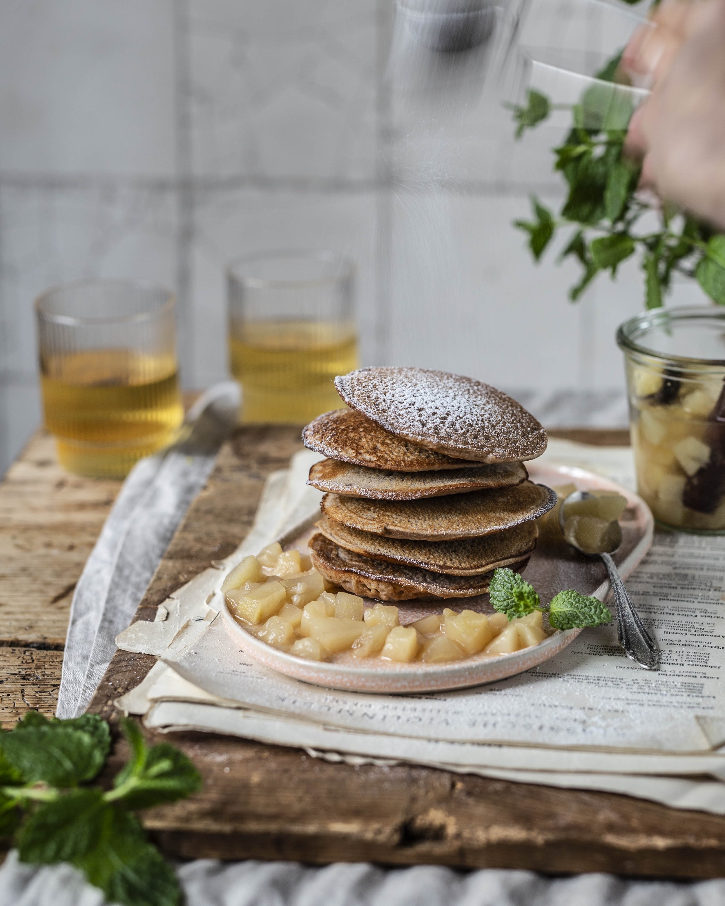 Glutenfreie Pfannkuchen mit einfachem Birnenkompott - Klara &amp; Ida