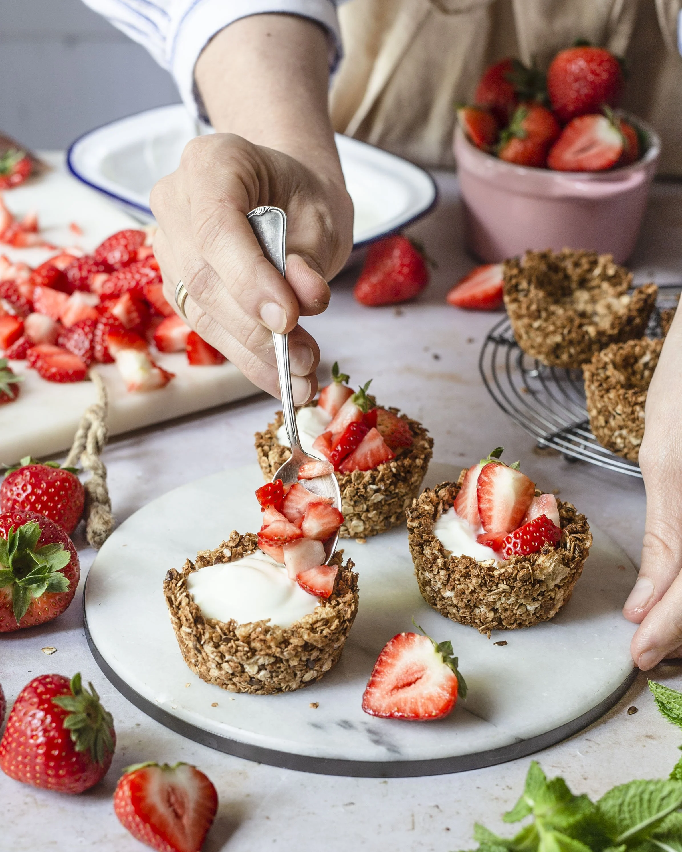 Granola Cup mit Haferflocken, Joghurt und Erdbeeren Klara & Ida