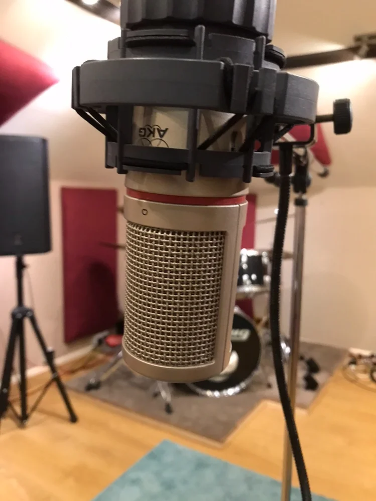 AKG C2000