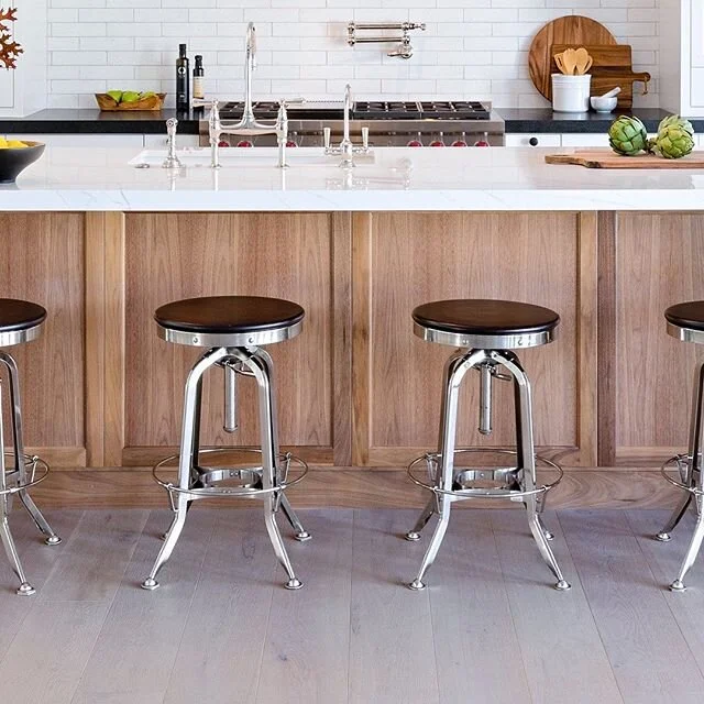 Kitchen inspiration - I figured we all have been spending more time in our kitchens than we usually do lately. And probably wishing for something better. I guess we could use some inspiration. This beautiful kitchen project was carefully designed by 