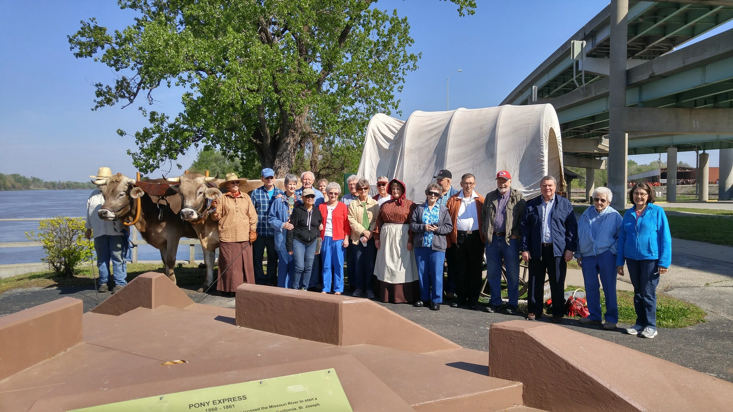 1385 - WAGON GROUP PICTURE.jpg
