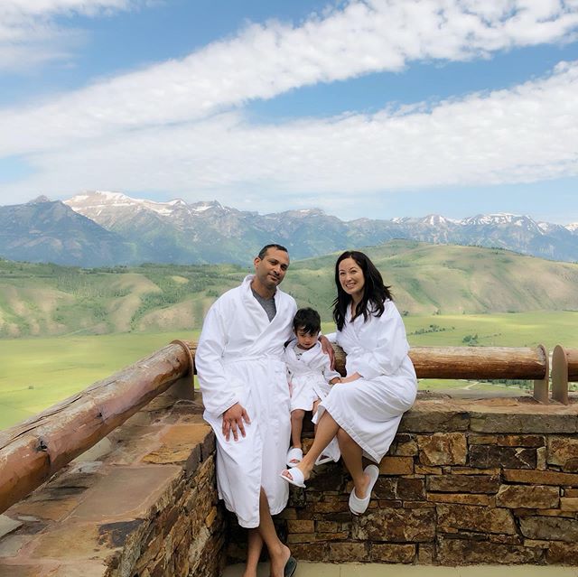 It was hard to say goodbye to @amangani (robes and this view!), but we get to spend the rest of the weekend with @arundayalan&rsquo;s family! We went to Yellowstone yesterday and the kids were great. No tantrums! #jacksonhole

#29weekspregnant #momli