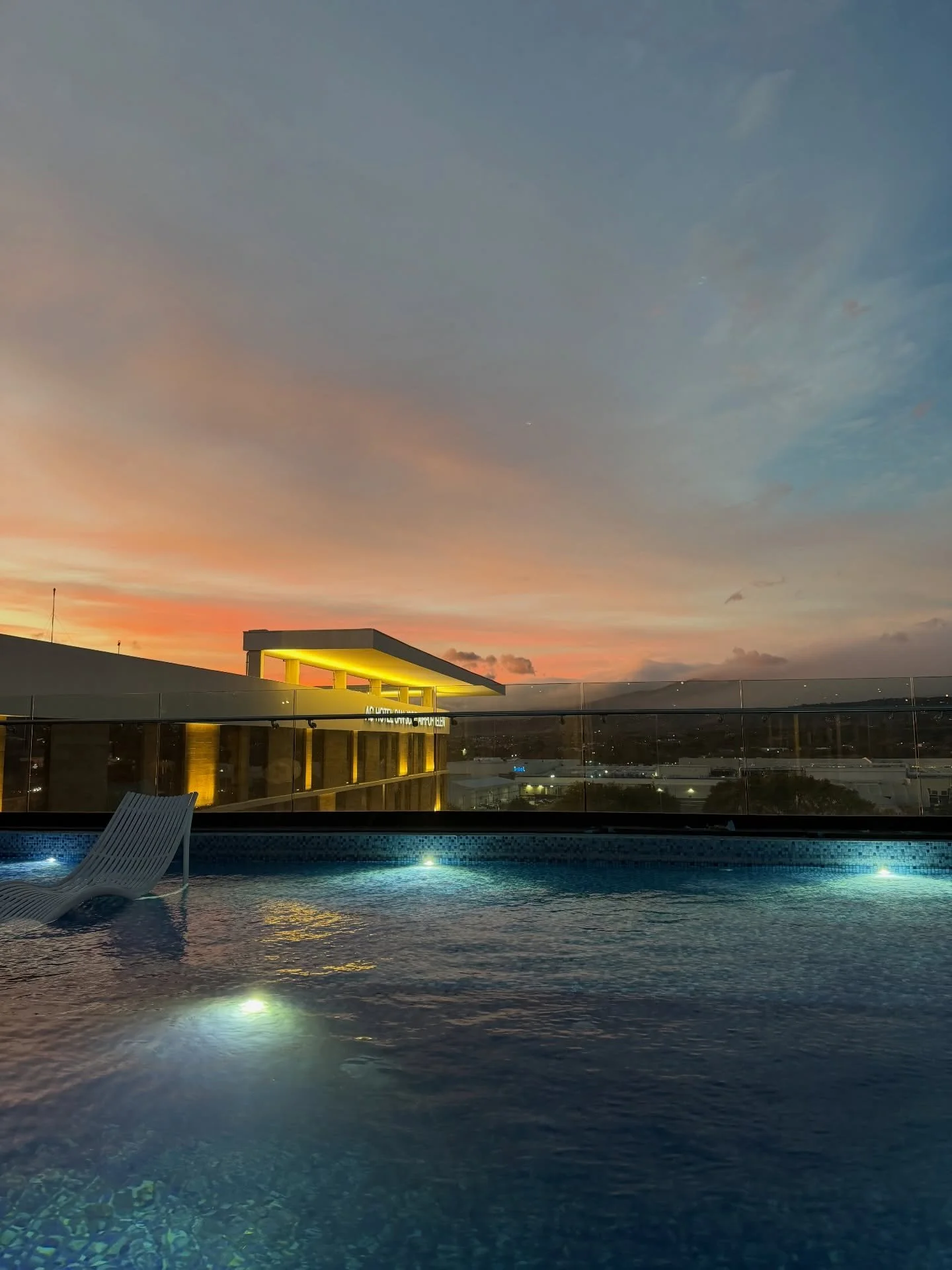 Night one in Costa Rica!! 🌴🌊