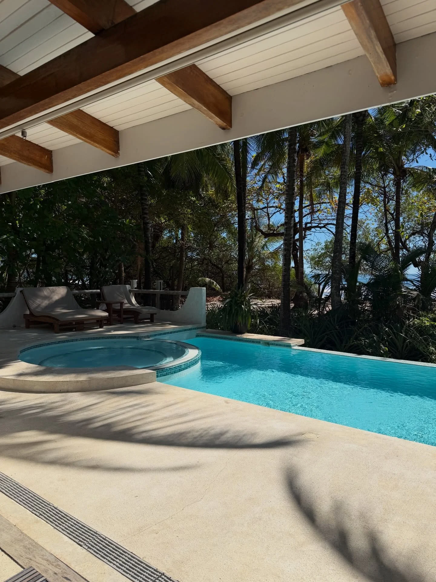 I got an insane room for the rest of the week! 🙌🏽 Literally just steps from the ocean! 👣 🌊