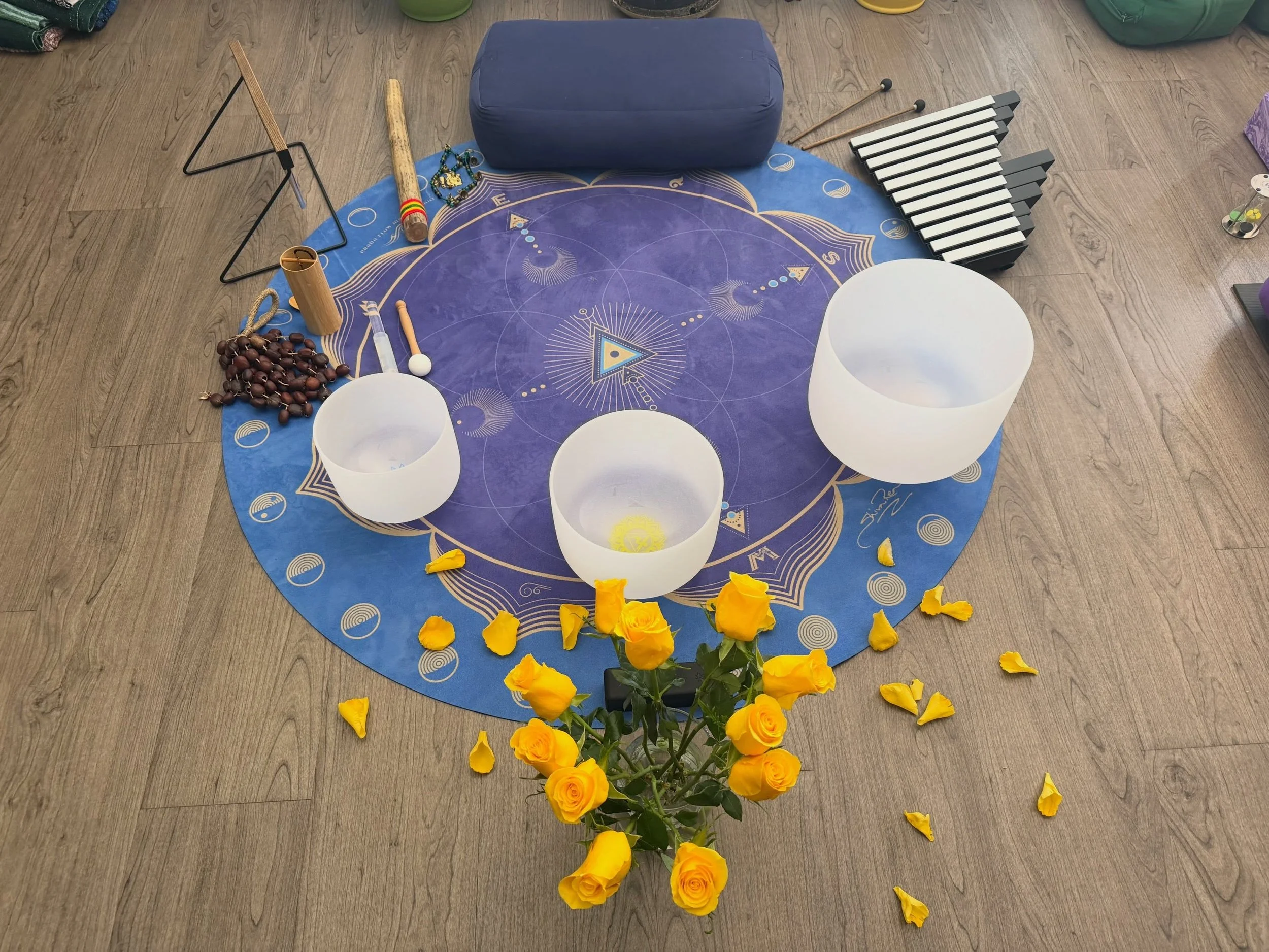Prepping the space to hold an event for non-profit leaders in the community. Restorative Yoga with Sound Bath. 🧘🏻&zwj;♀️🧘🏾&zwj;♀️🥣✨

#yoga #nervoussystemregulation #leadershipcoaching