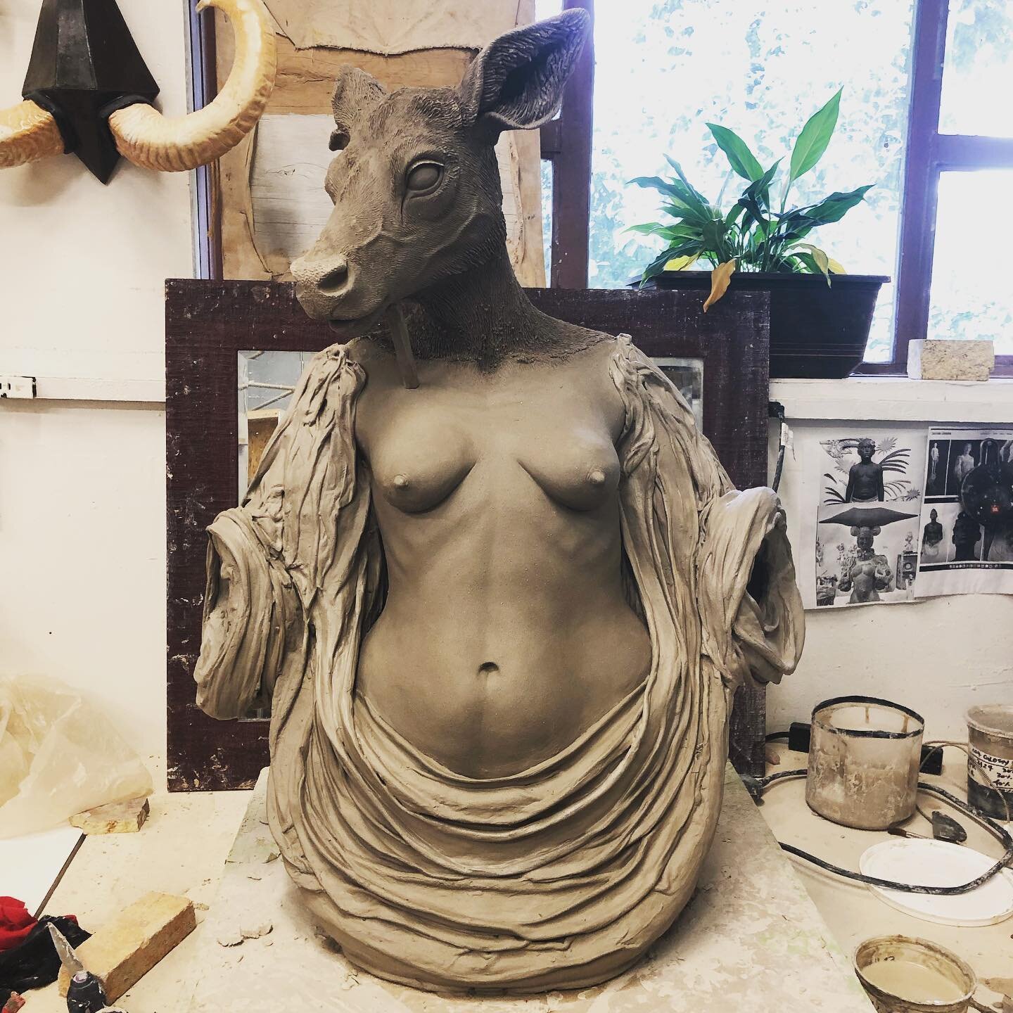 Finally! The texture has come together! &hellip;. Slowly getting there 
.
.
.
.
.
#figurativeart #figurativesculpture #wip #wipart #wipartwork #n&uuml;deart #clay #ceramicsculpture #clayart #claysculpture #wetclay