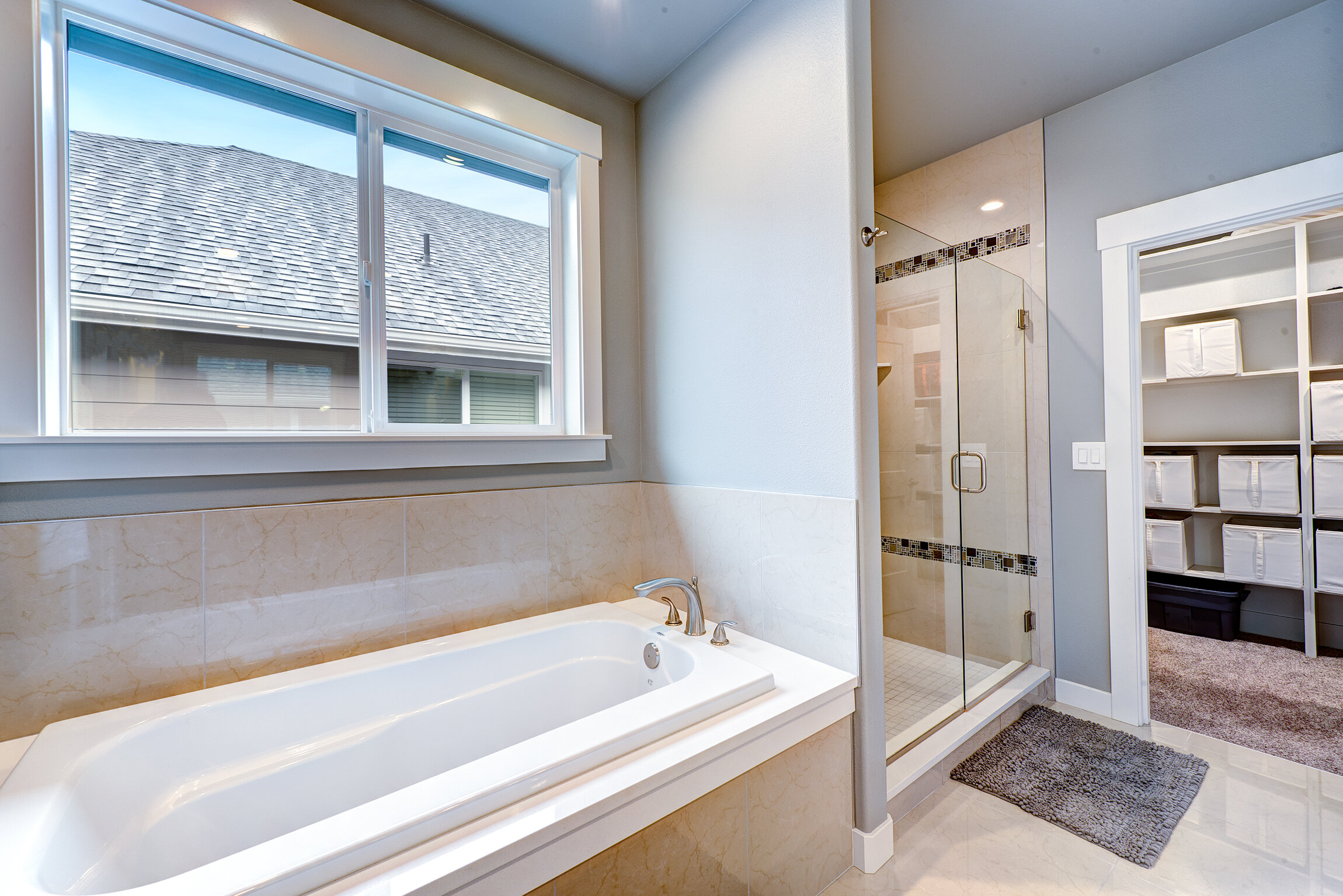 8d-master-bath-tub-shwr.jpg