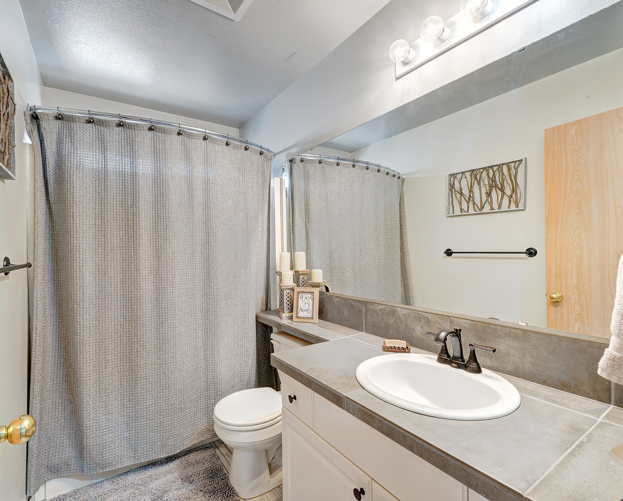 8f-top-floor-hall-bath.jpg