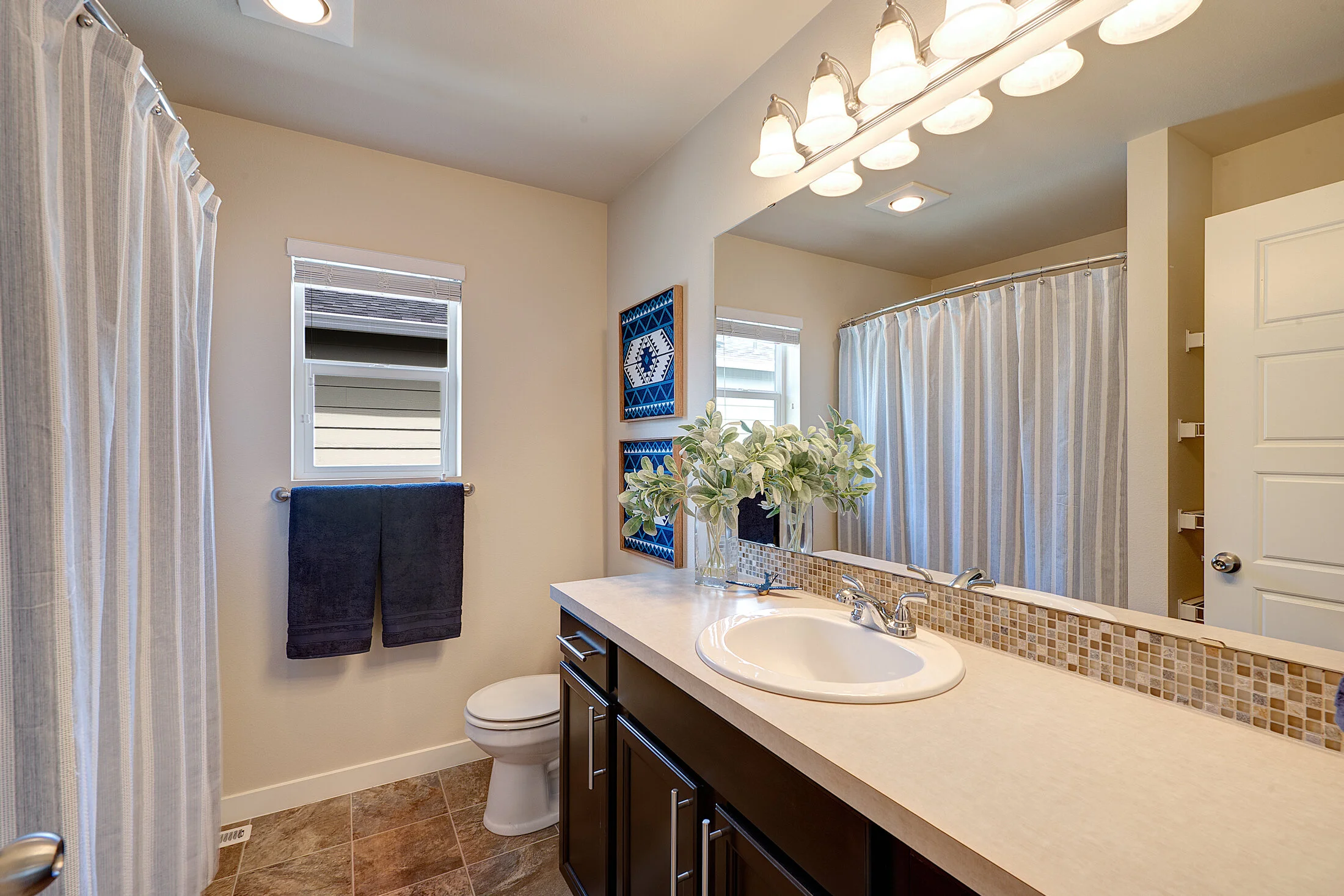 12a-hall-bath.jpg