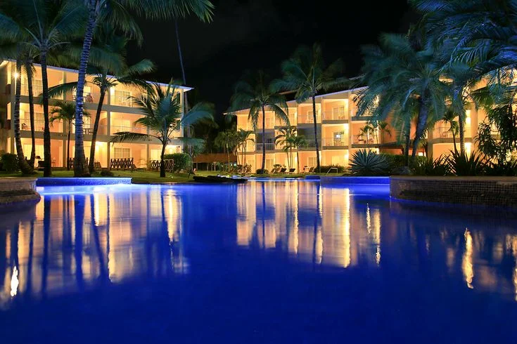 The resort is stunning in the evenings. The glassy pool reflects like a mirror, and despite that lighting, plenty of stars and constellations are visible in the night sky.