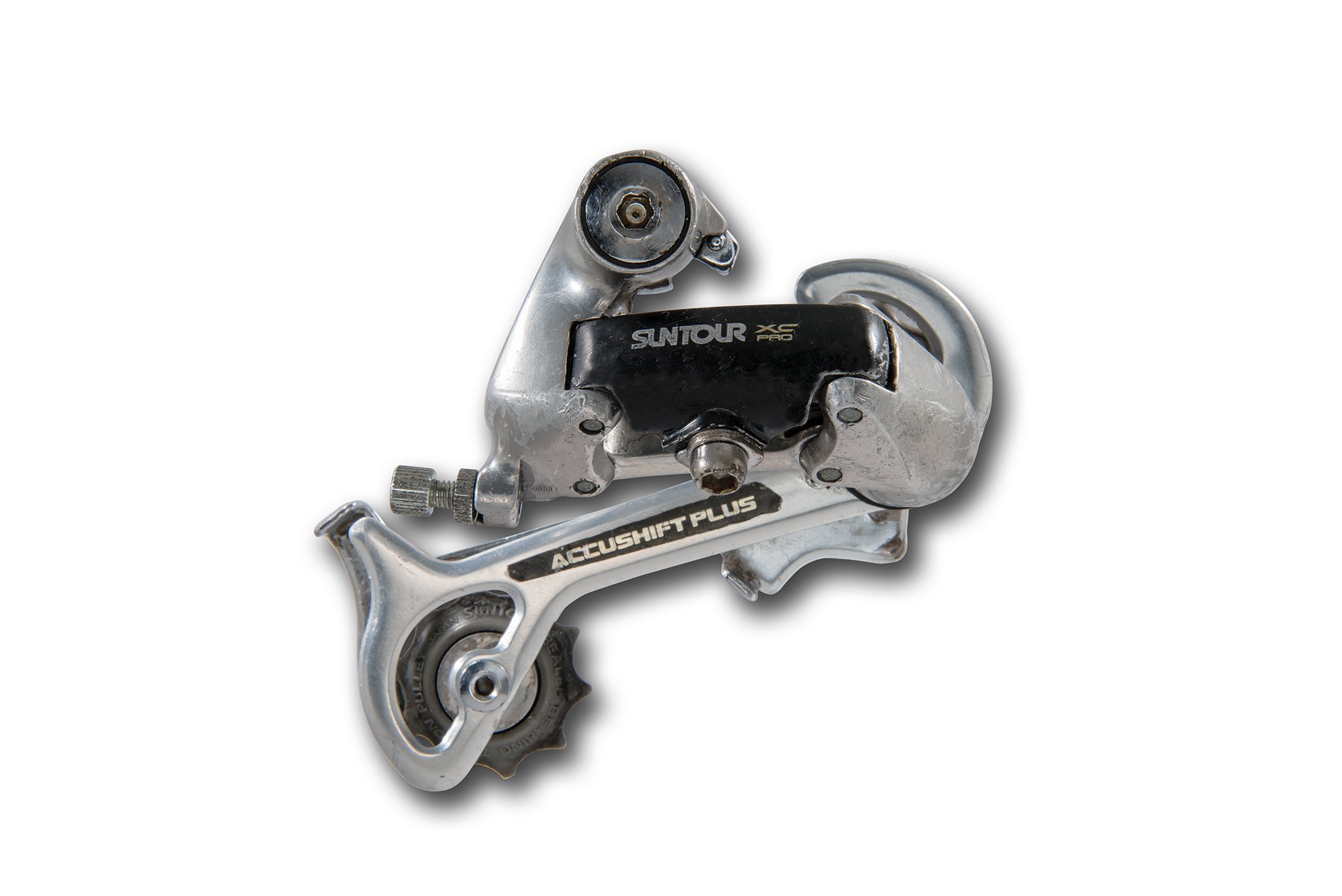 This is a Suntour XC Pro!

It's one of 6 Suntour rear d&eacute;railleurs in the new and expanded edition of The D&eacute;railleur Project Book.

The Suntour XC Pro was introduced in 1990 and was designed to compete with Shimano XT. It has sealed bear