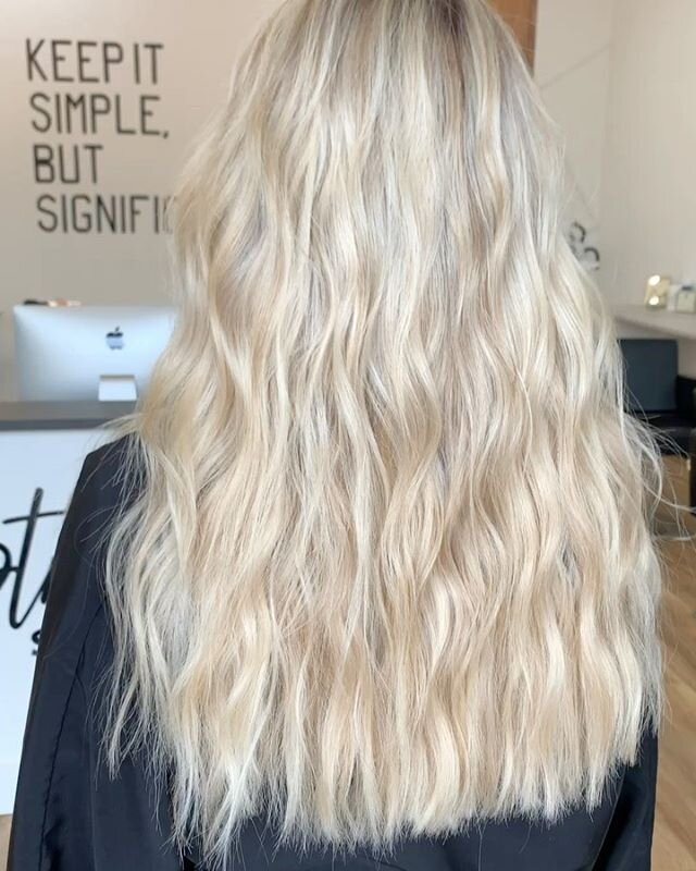 a love my a good transformation and a 
video to show it 😋 .
.
swipe right for the before.. it might just blow your mind. We refreshed her color + added two rows of 18&rdquo; 🙌🏼
.
.
.
If you want bomb hair - DM me or link in bio