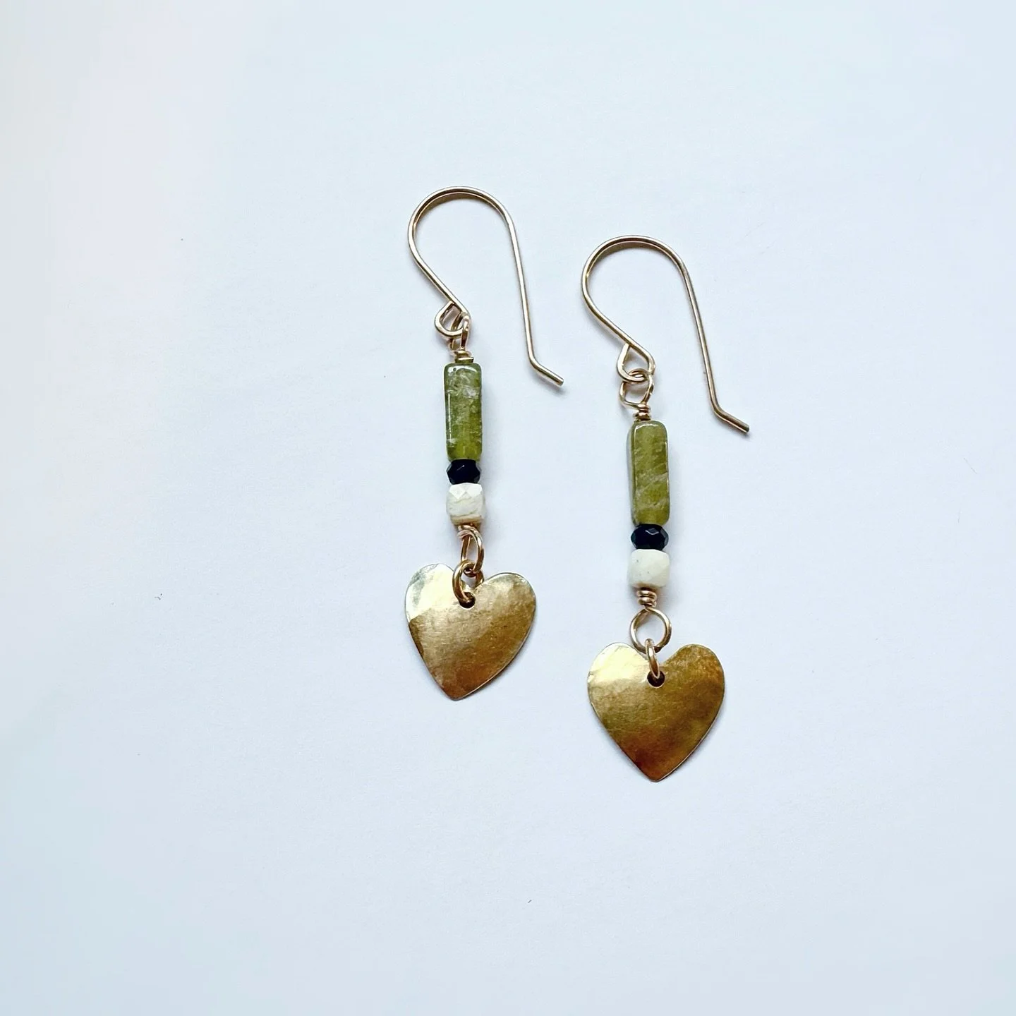 Love these little hearts. Made from brass and 14k goldfilled wire ✨
.
.
.
.
.
#heartearrings #comoxvalley #cvcollective #vanislemade #instyle #fallfinds #bohoearrings #seekthesimplecity #canadianmade #vancityhype