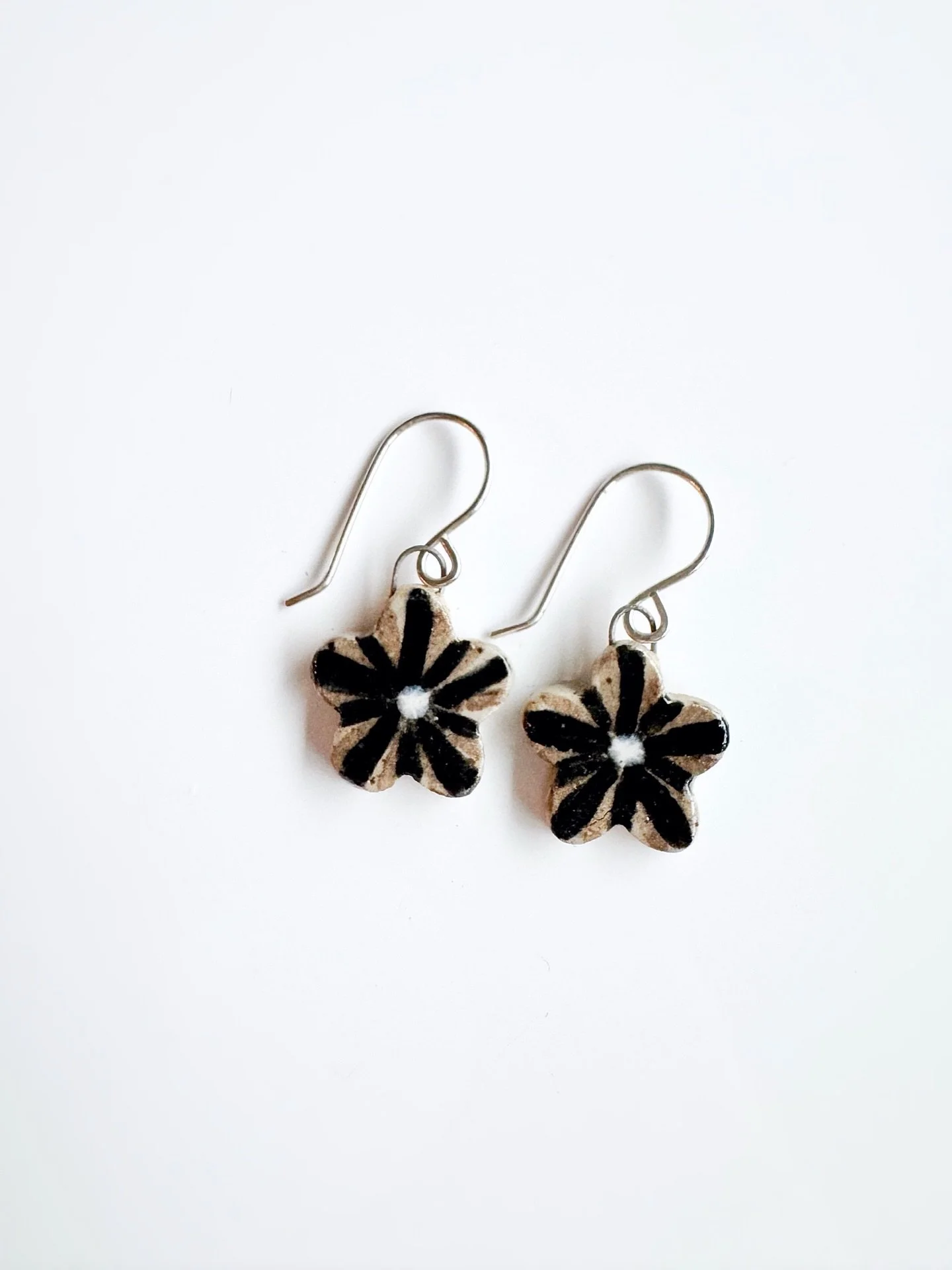 Lightweight ceramic earrings.
.
.
.
#ceramicjewelry #flowerart #prettylittlething #cvcollective #earringslove