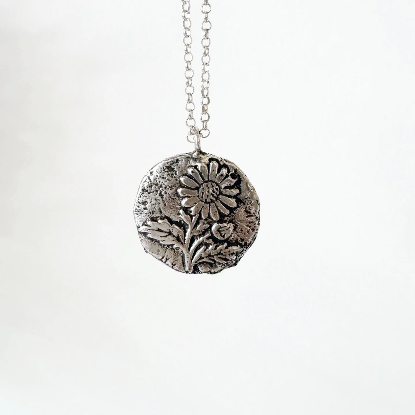 Sand casted flower pendant in solid Silver 🌼
.
.
.
#bohostyle #seekthesimplicty #vancityhype #flowerpendant #silverjewelry