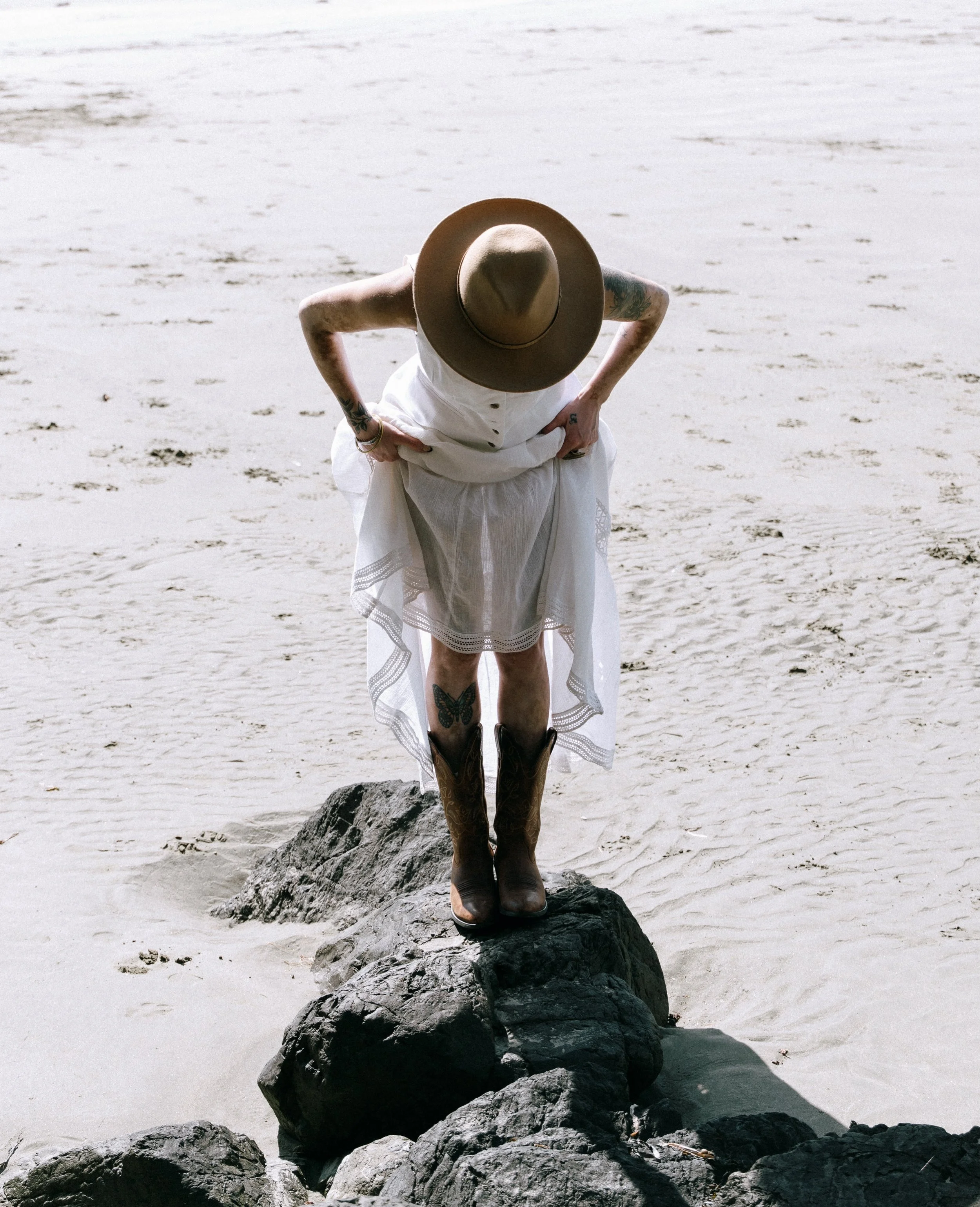Summer days seem to be slipping by quickly&hellip;.
📷 @thesaltedshutter 
.
.
.
#gyspysoul #bohovibes #vanisle #seekthesimplicity #kinfolk