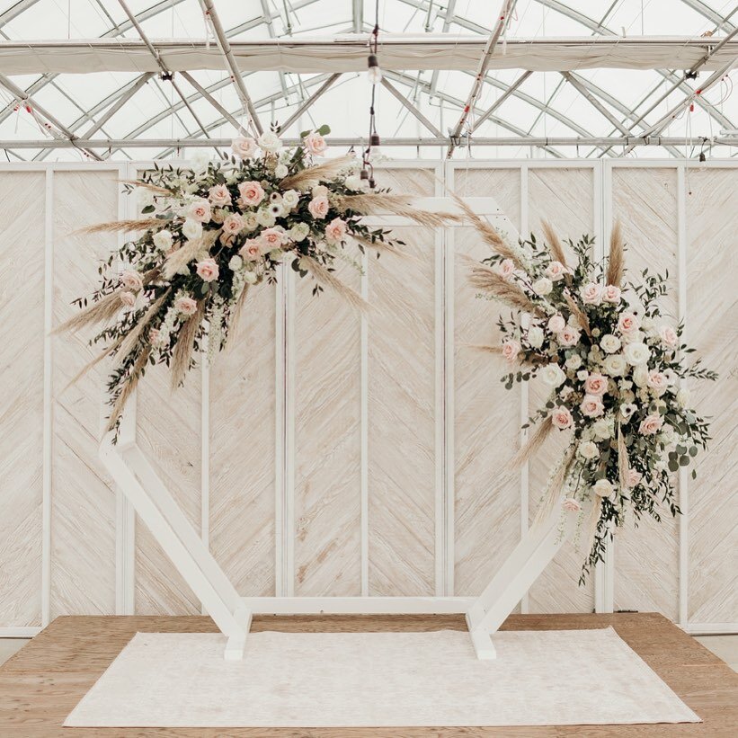 Boho inspired ceremony florals 💫