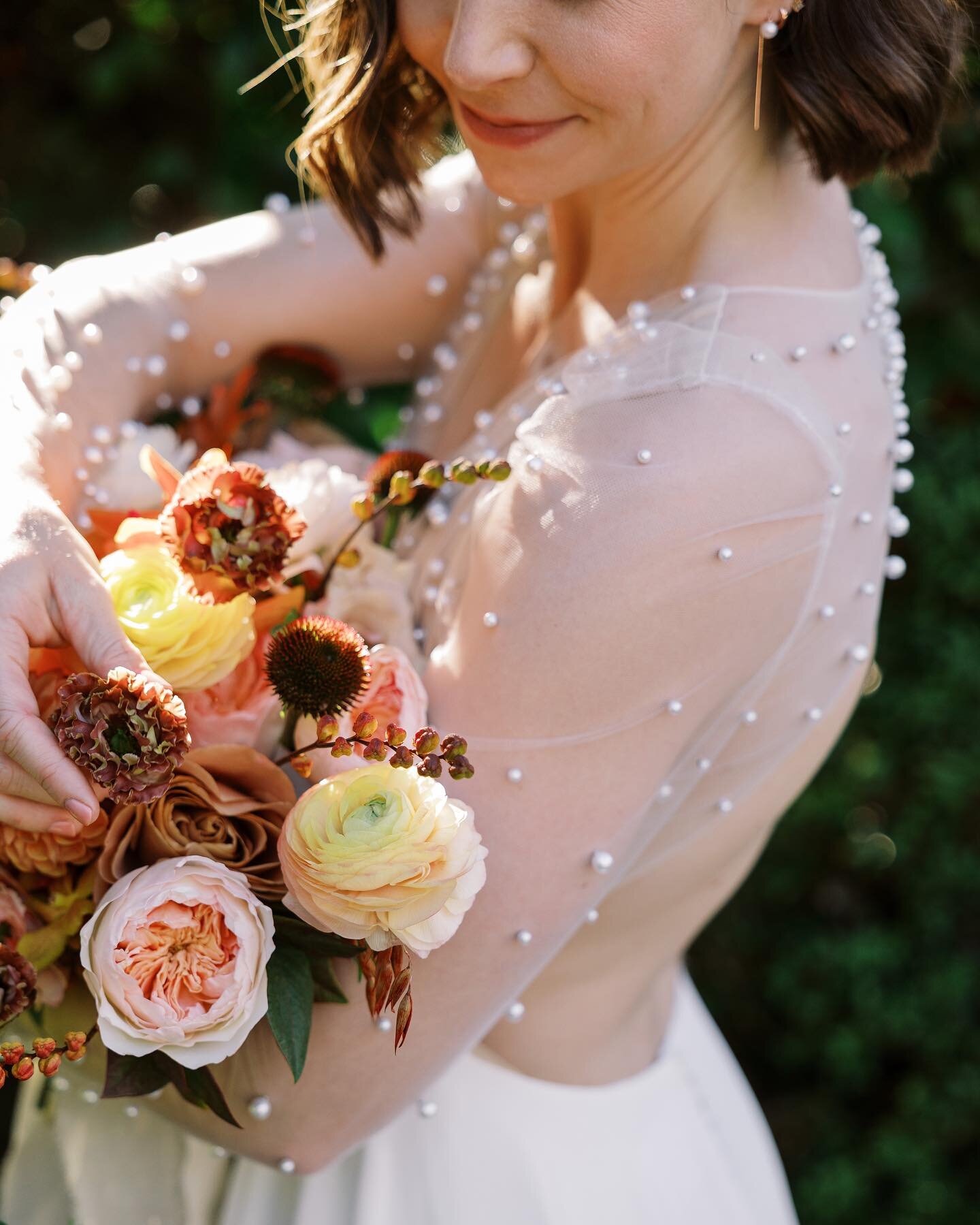 Bridal bouquet with autumn tones and lots of beautiful textures 🍂🧡🍂🧡🍂🧡
.
.
.
.
.
.
Photo: @sarah_anne_photo 
Florals: @floraldesignbymaria 
Venue: @fremont_foundry