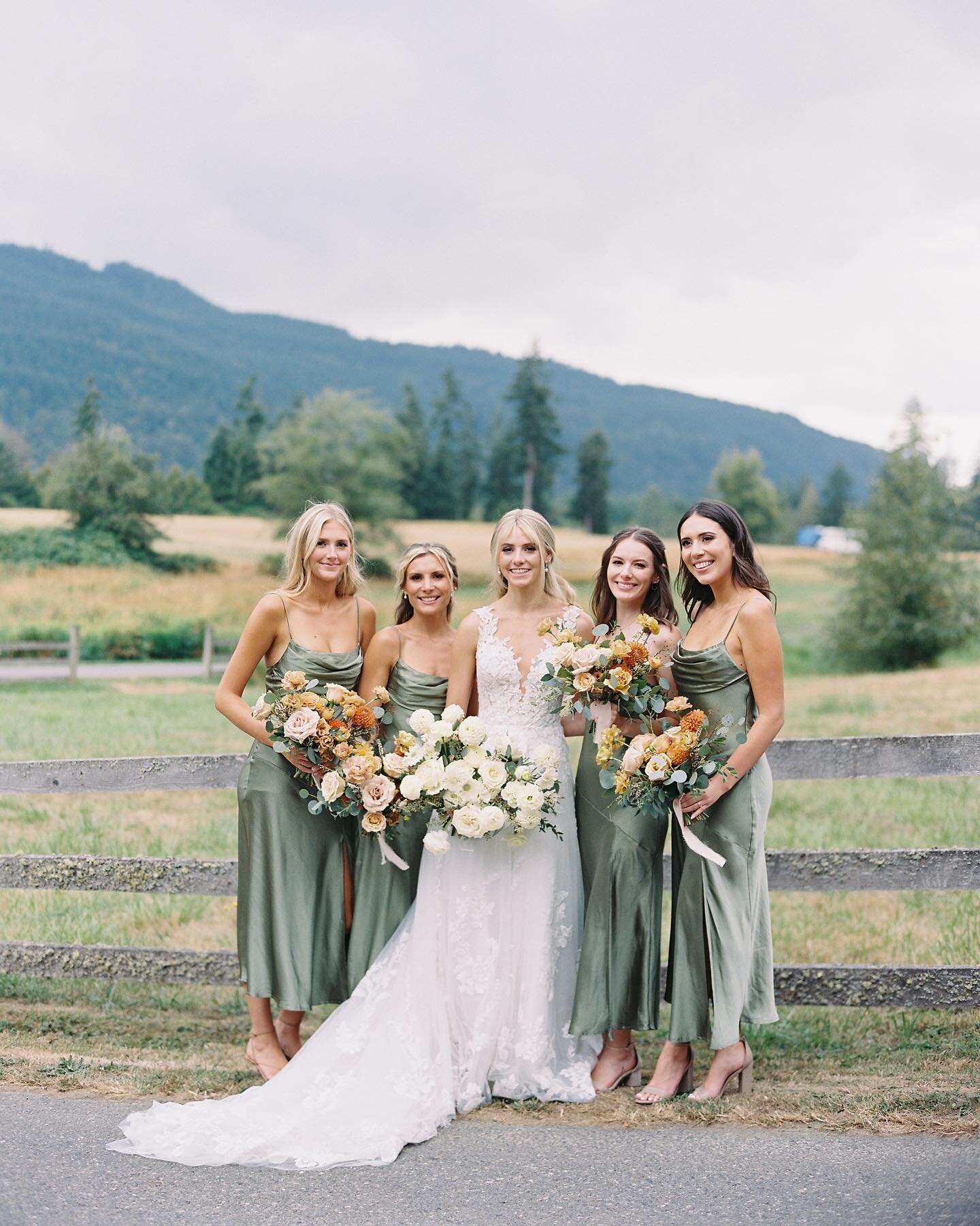 These beautiful bouquets were the perfect complement to this fall wedding 🙌🏻
.
.
.
.
.
Photo: @blue.rosepictures 
Florals: @floraldesignbymaria 
Planning: @pinkblossomevents