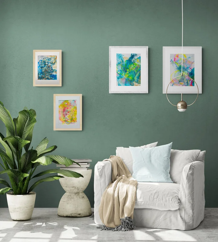 Tropical_living_room_with_chair_and_large_plant.jpg