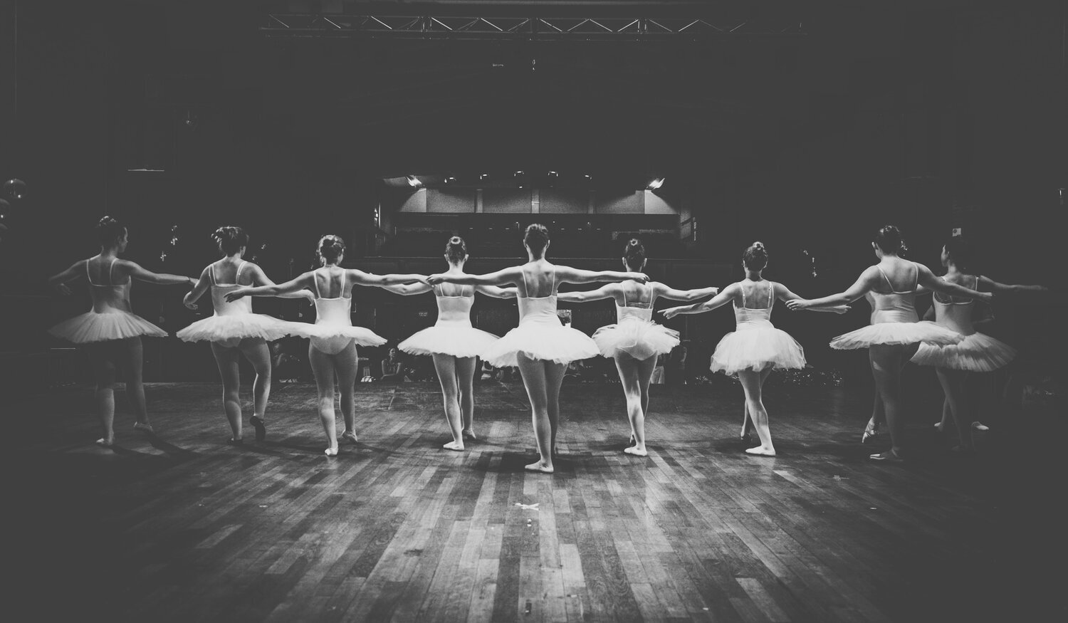 Episode 72: COVID-19 - Preparing to return to the studioAs the world shut down in the wake of COVD-19, the performing arts world changed. Shows were cancelled, rehearsals suspended and training took on a different form. Many began dancing - and even…