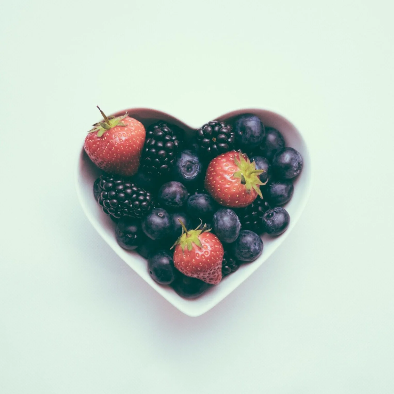 Episode 1: Nutrition for Young Competition DancersOn this episode, we interview Hali Bekofsky who is at the same time a dancer, dance teacher, yoga instructor, nutritionist, and competition judge. Hali talks about her work with competition dancers a…