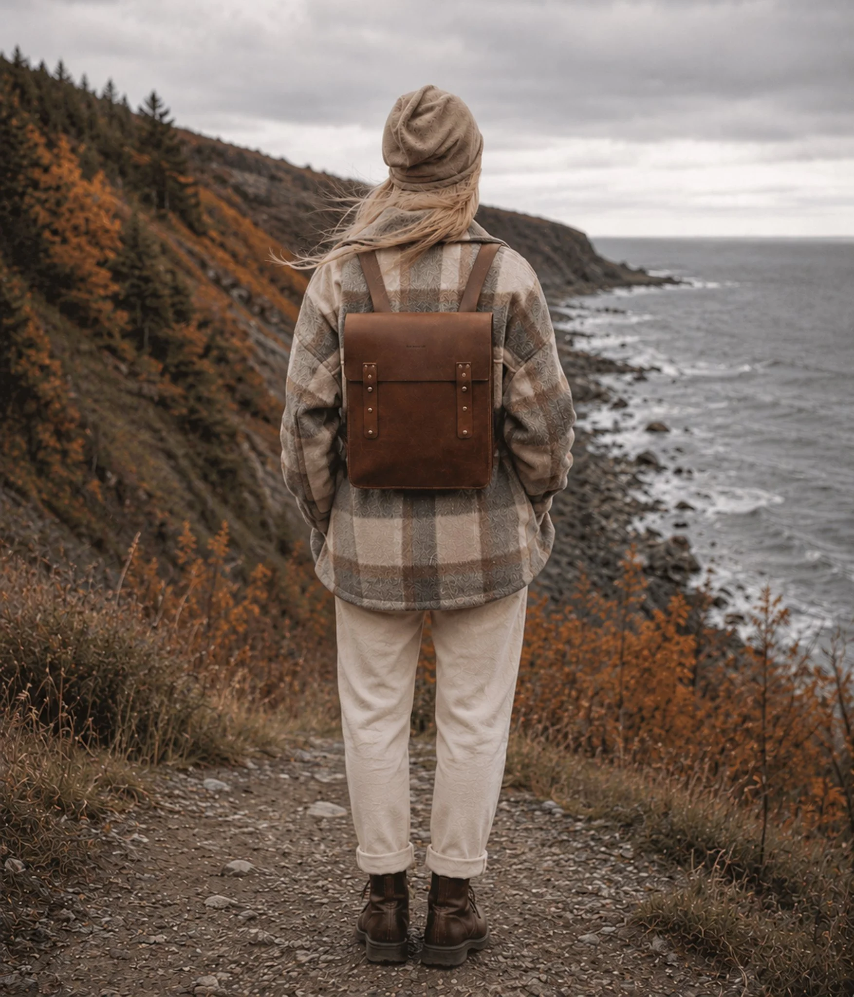 sac-a-dos-cuir-cognac-femme-sentier-gaspesie-artisanal-quebec-les-mains-dici.jpg