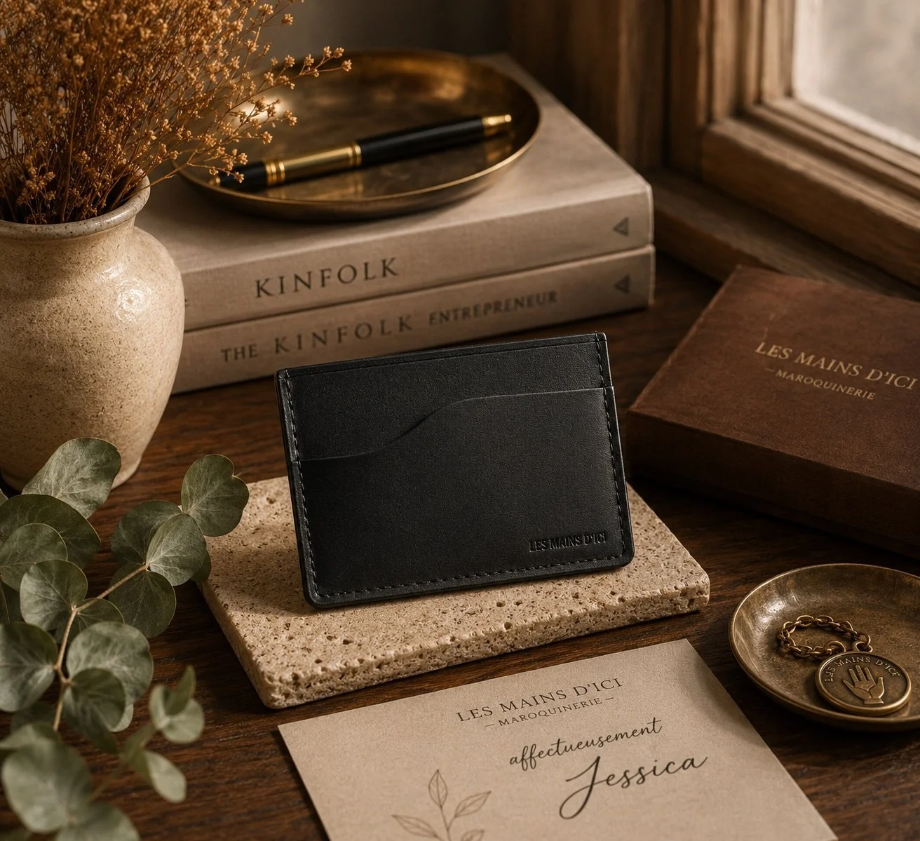 porte-carte-quebec-cuir-noir-slim-boite-cadeau-artisanal-quebec-les-mains-dici.jpg