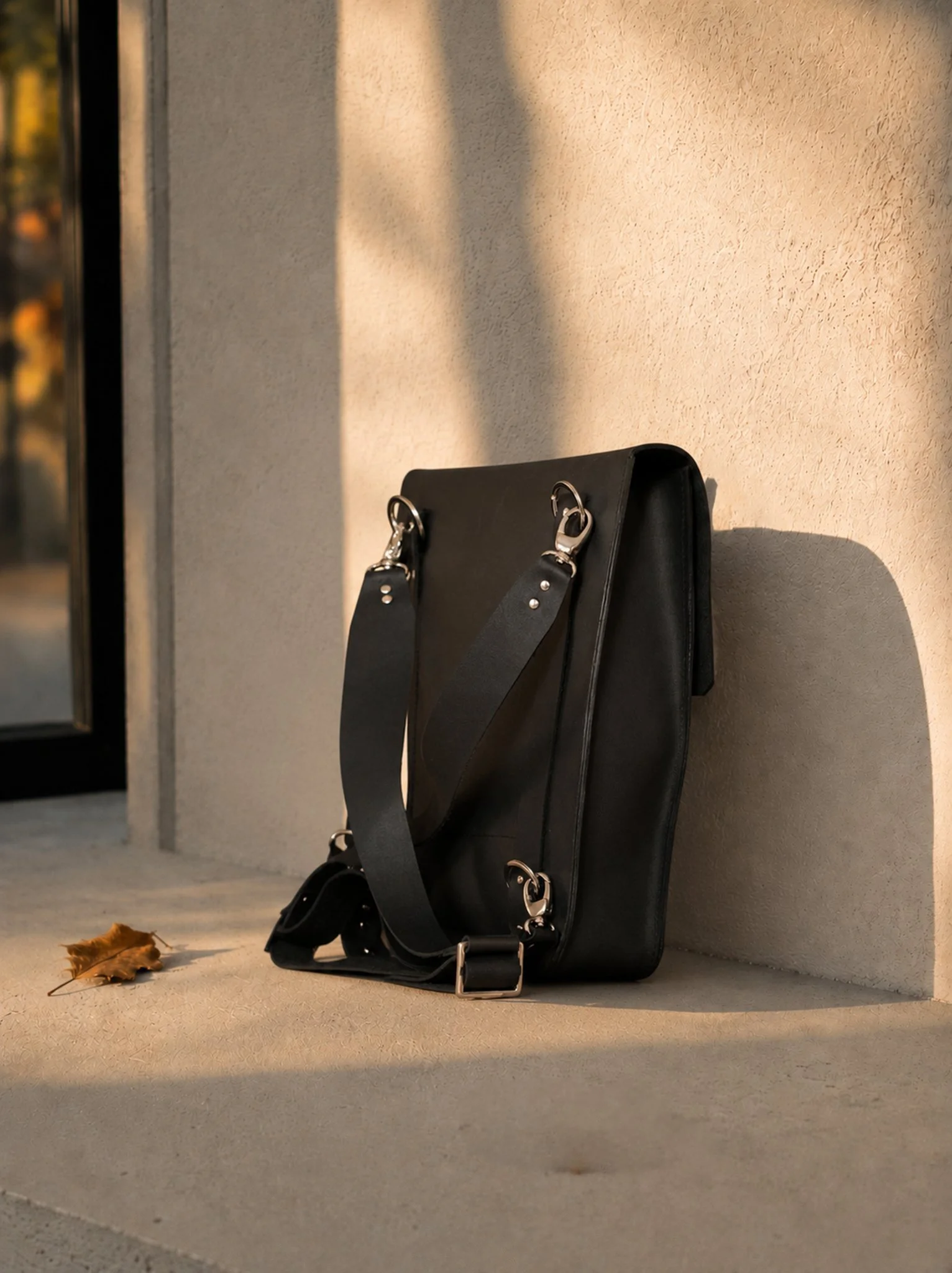 sac-a-dos-cuir-noir-dos-bretelles-convertible-artisanal-quebec-les-mains-dici.jpg