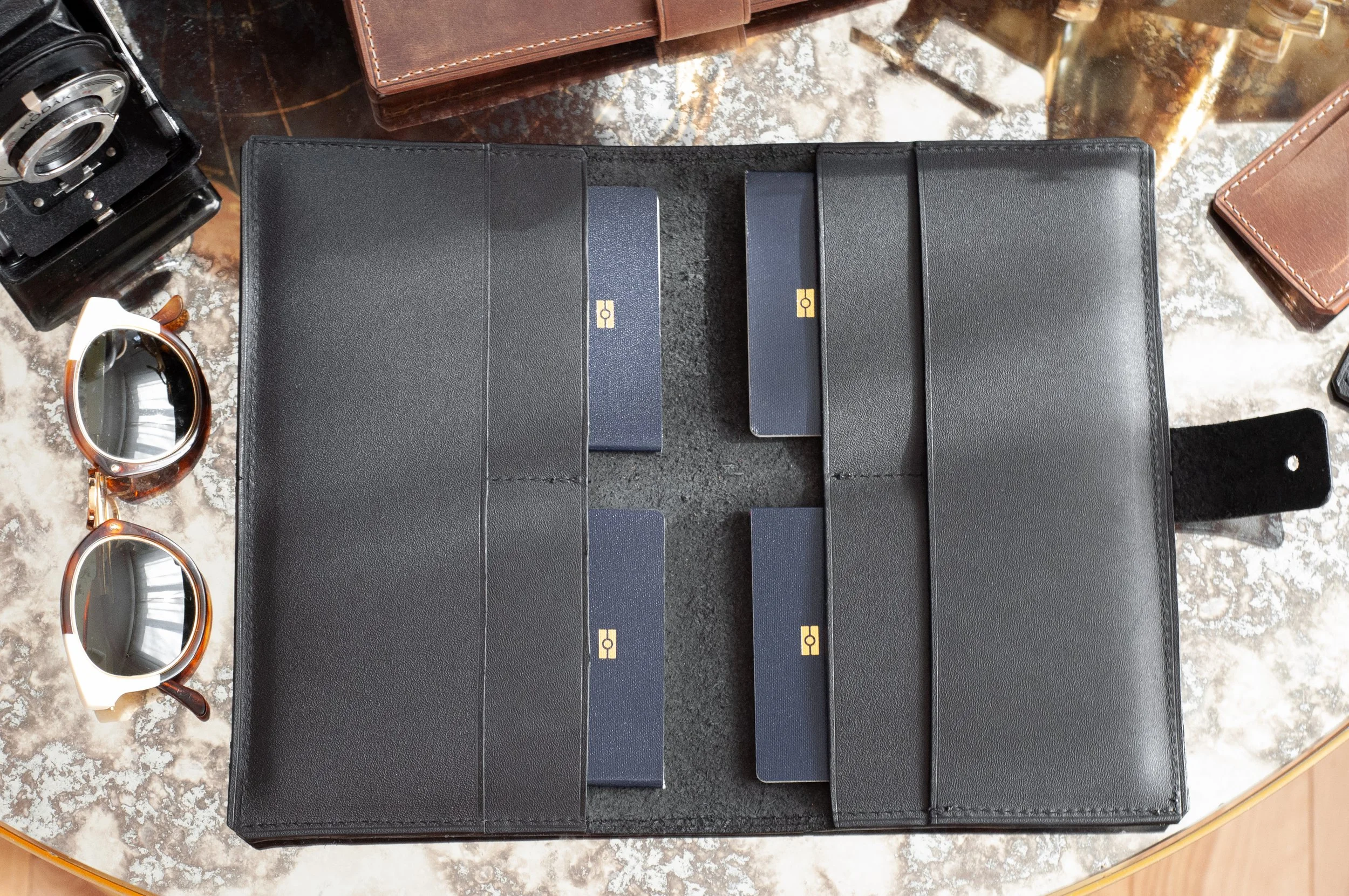 Housse De Passeport En Cuir Véritable Leather Seven – Protection RFID, Noir, Fait Main
